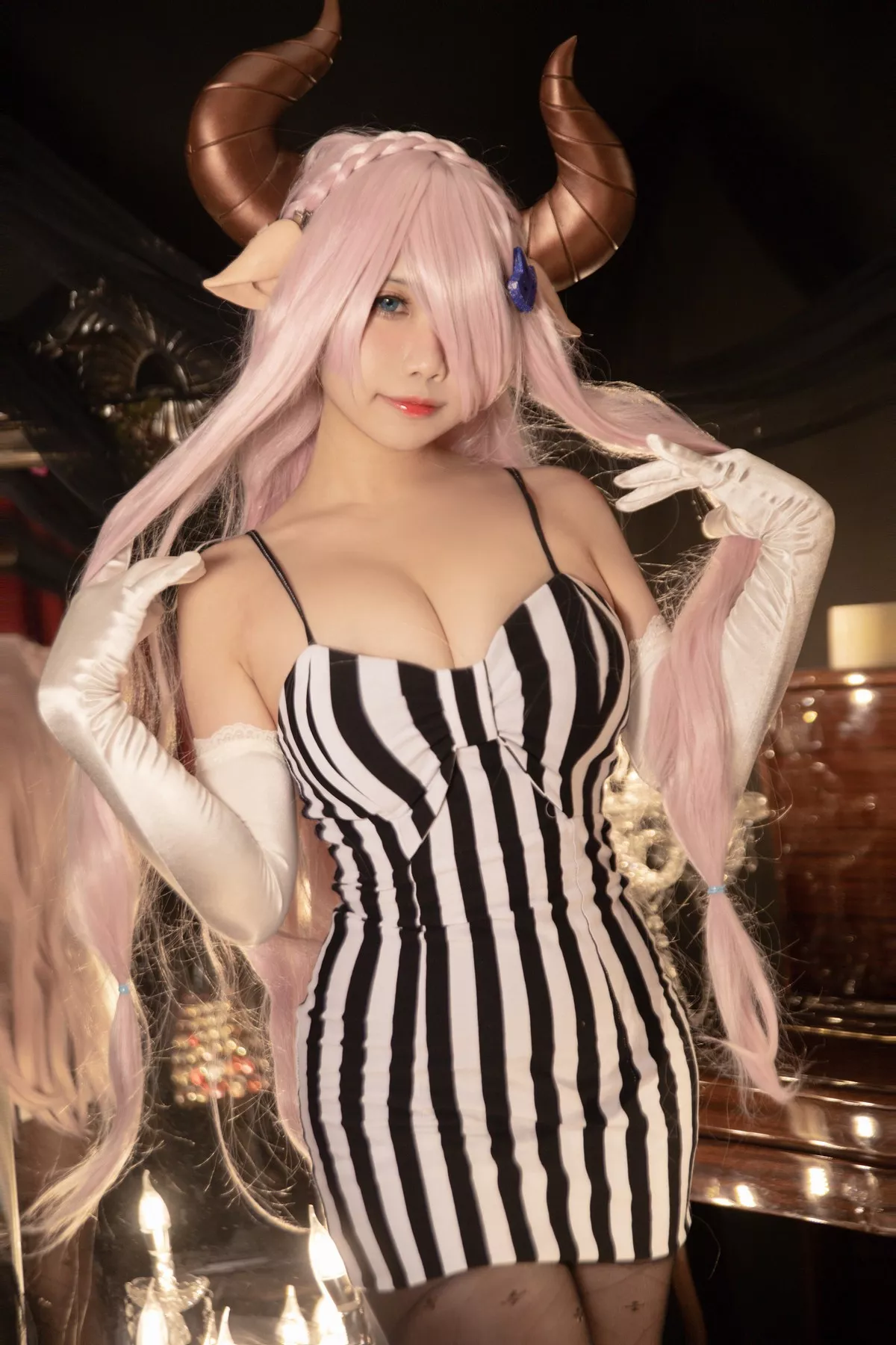 Coser美女贞子蜜桃娜露梅亚礼服主题性感低胸吊带裙配黑丝裤袜丰满诱惑写真30P