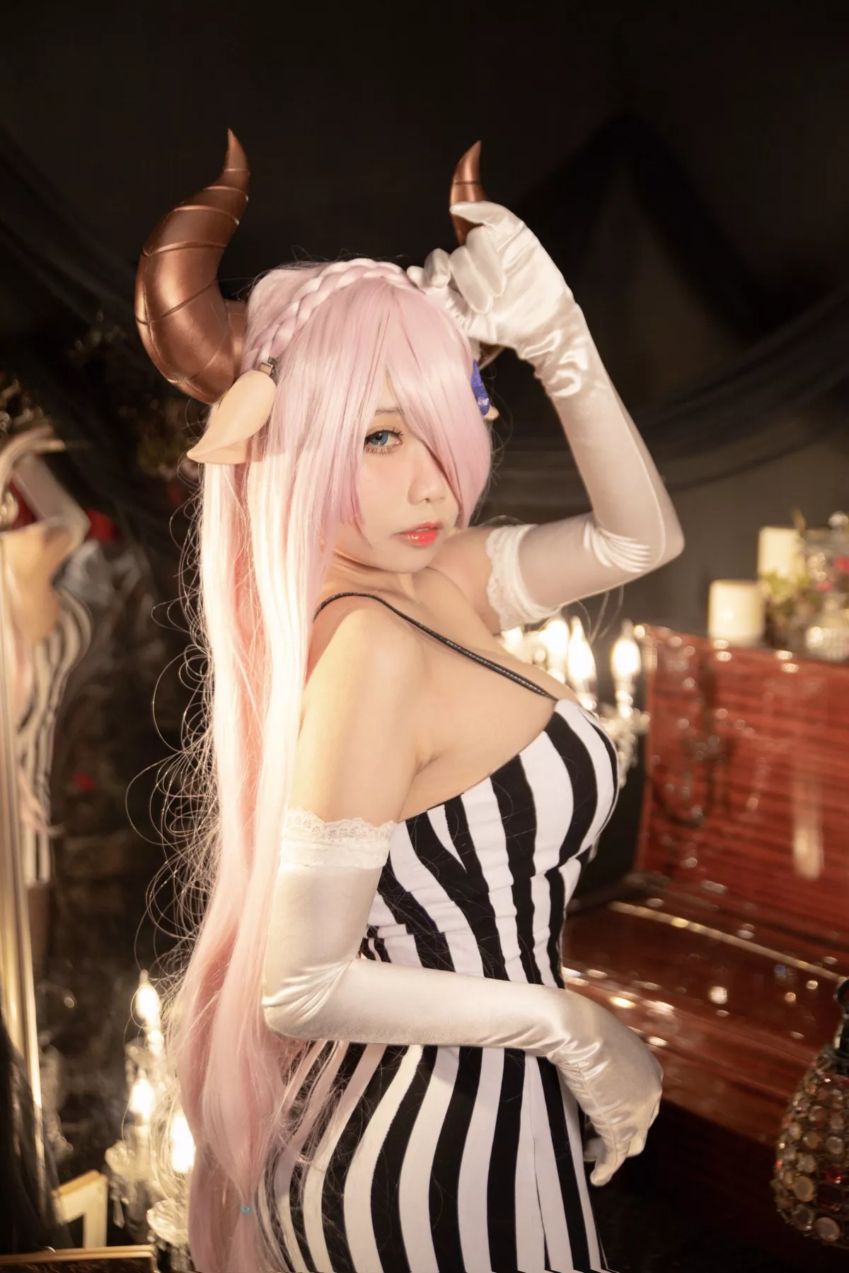 Coser美女贞子蜜桃娜露梅亚礼服主题性感低胸吊带裙配黑丝裤袜丰满诱惑写真30P