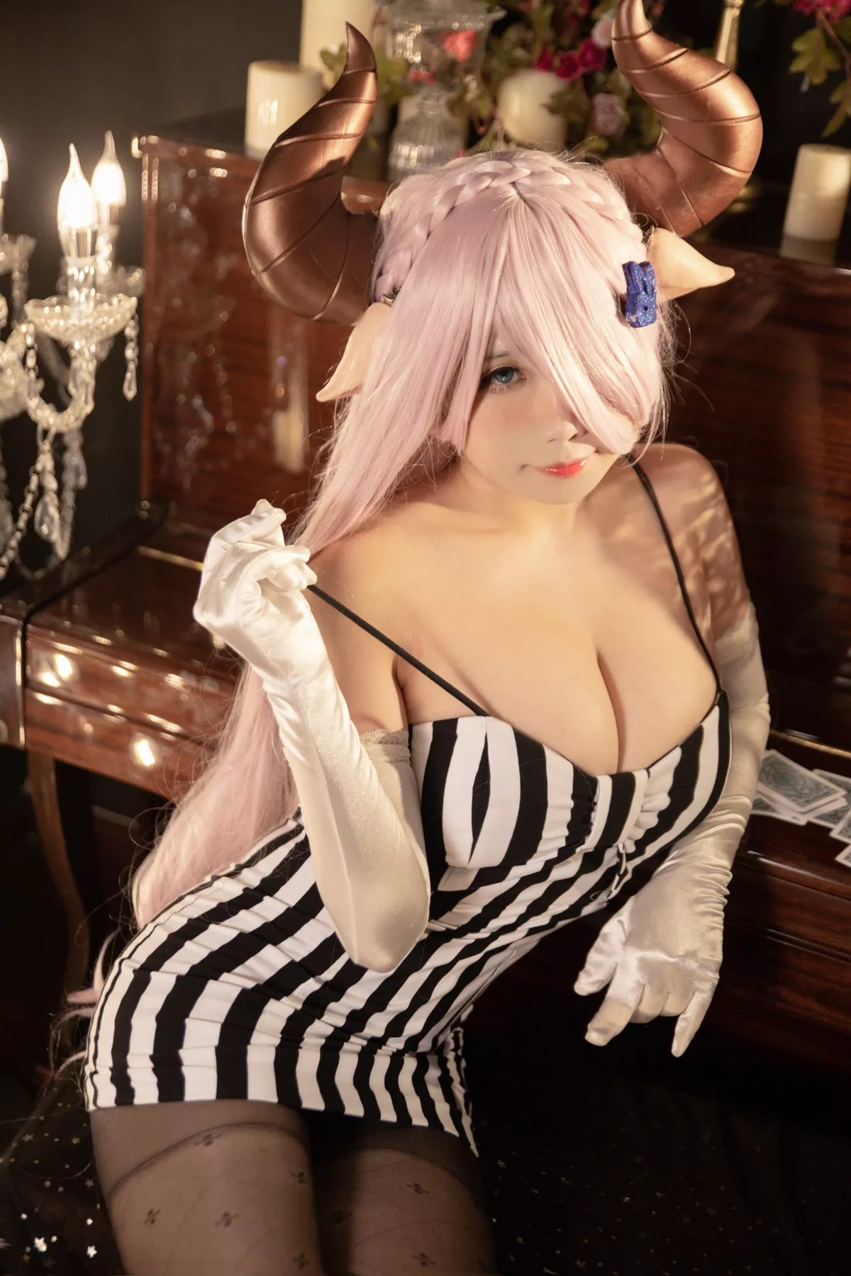 Coser美女贞子蜜桃娜露梅亚礼服主题性感低胸吊带裙配黑丝裤袜丰满诱惑写真30P