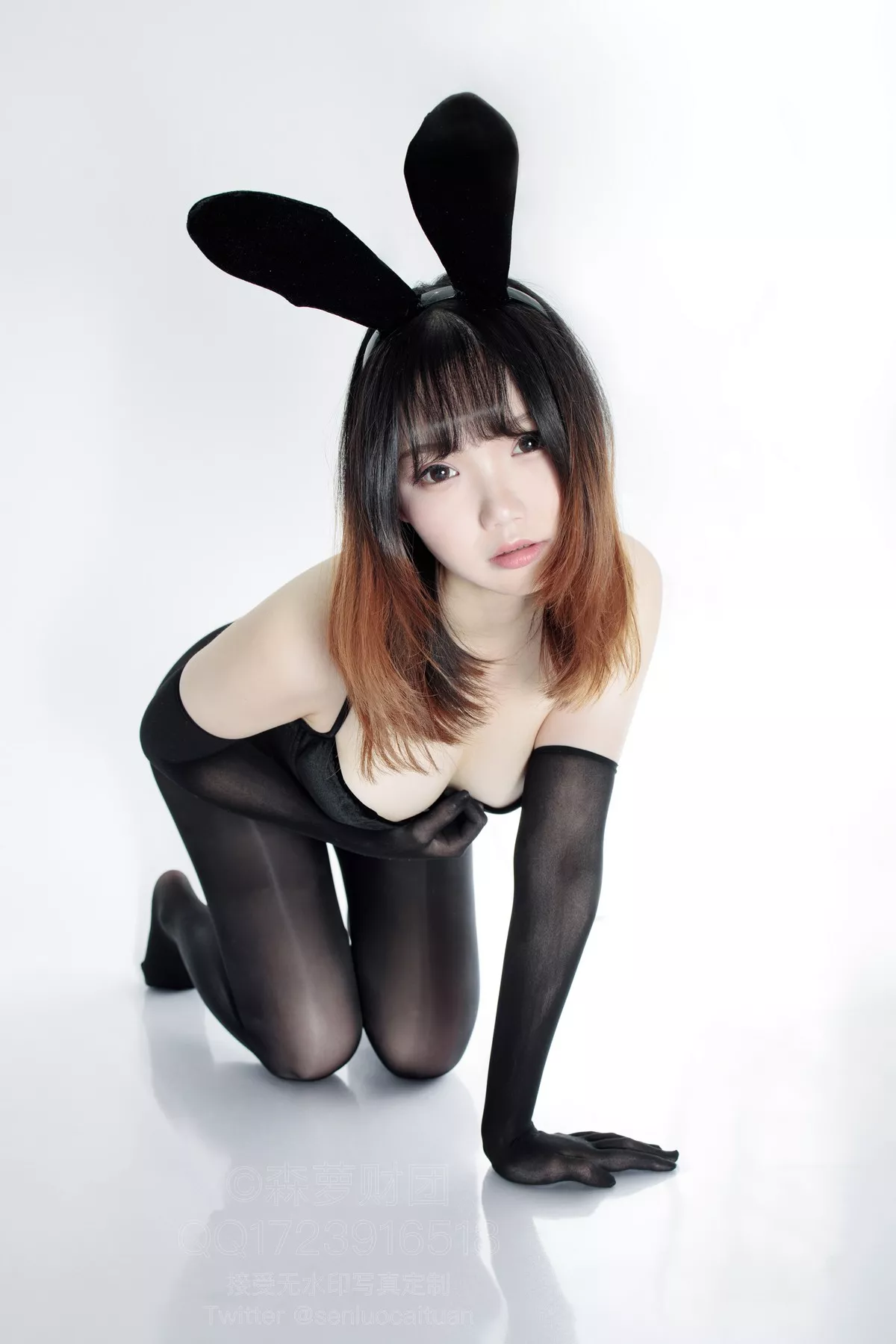 动漫博主雪晴Astra兔女郎主题性感黑色吊带配闪亮黑丝裤袜秀翘臀美腿诱惑写真142P