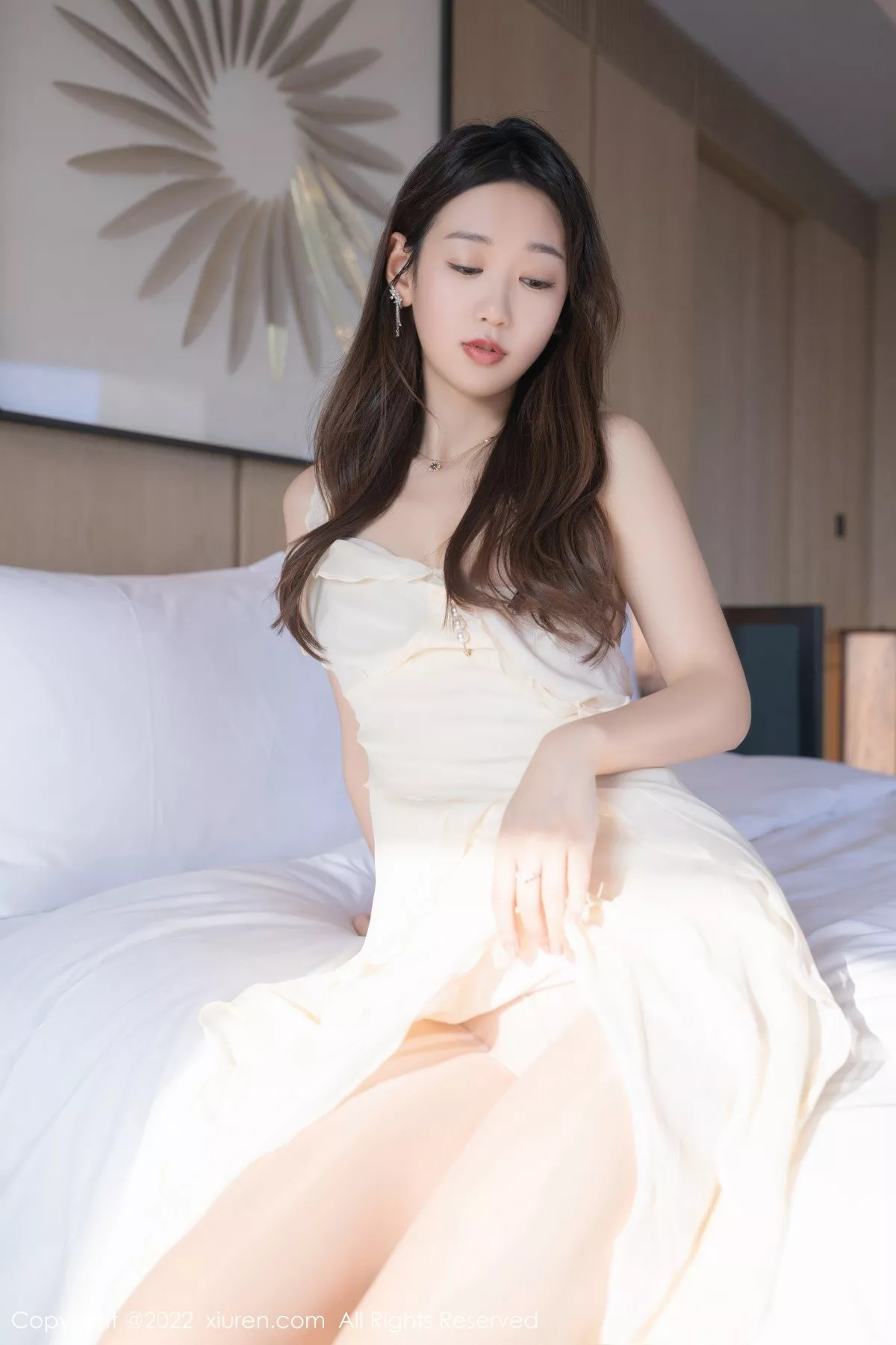 XiuRen第4985期_模特唐安琪珠三角旅拍米黄色吊带长裙配无内灰丝惹火诱惑写真74P