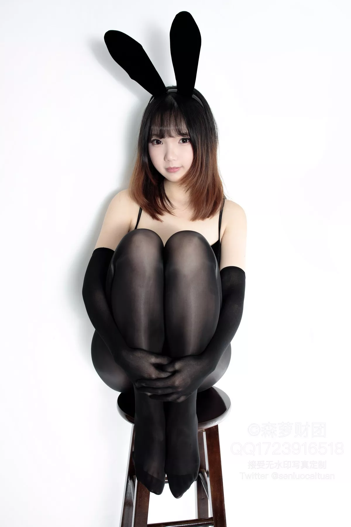 动漫博主雪晴Astra兔女郎主题性感黑色吊带配闪亮黑丝裤袜秀翘臀美腿诱惑写真142P