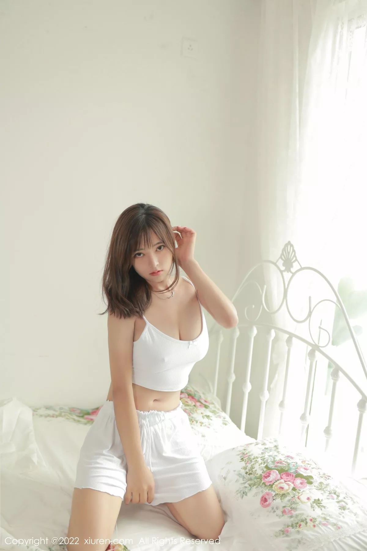 XiuRen第4987期_模特奈沐子室内场景私房性感白色服饰秀丰满身材撩人诱惑写真69P