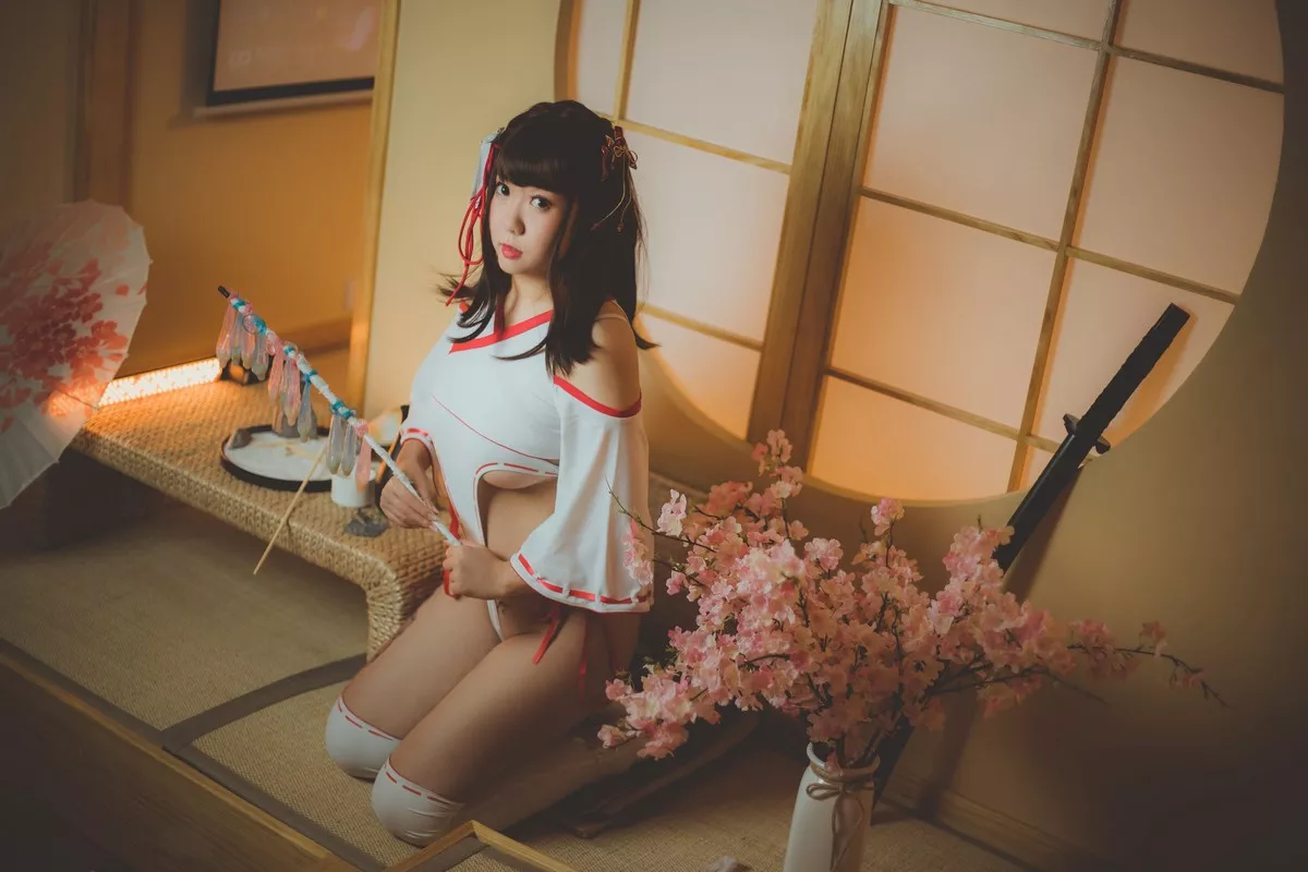 微博红人甜糖大魔王妈妈子巫女主题私房日系服饰高叉连体衣秀翘臀美腿诱惑写真33P
