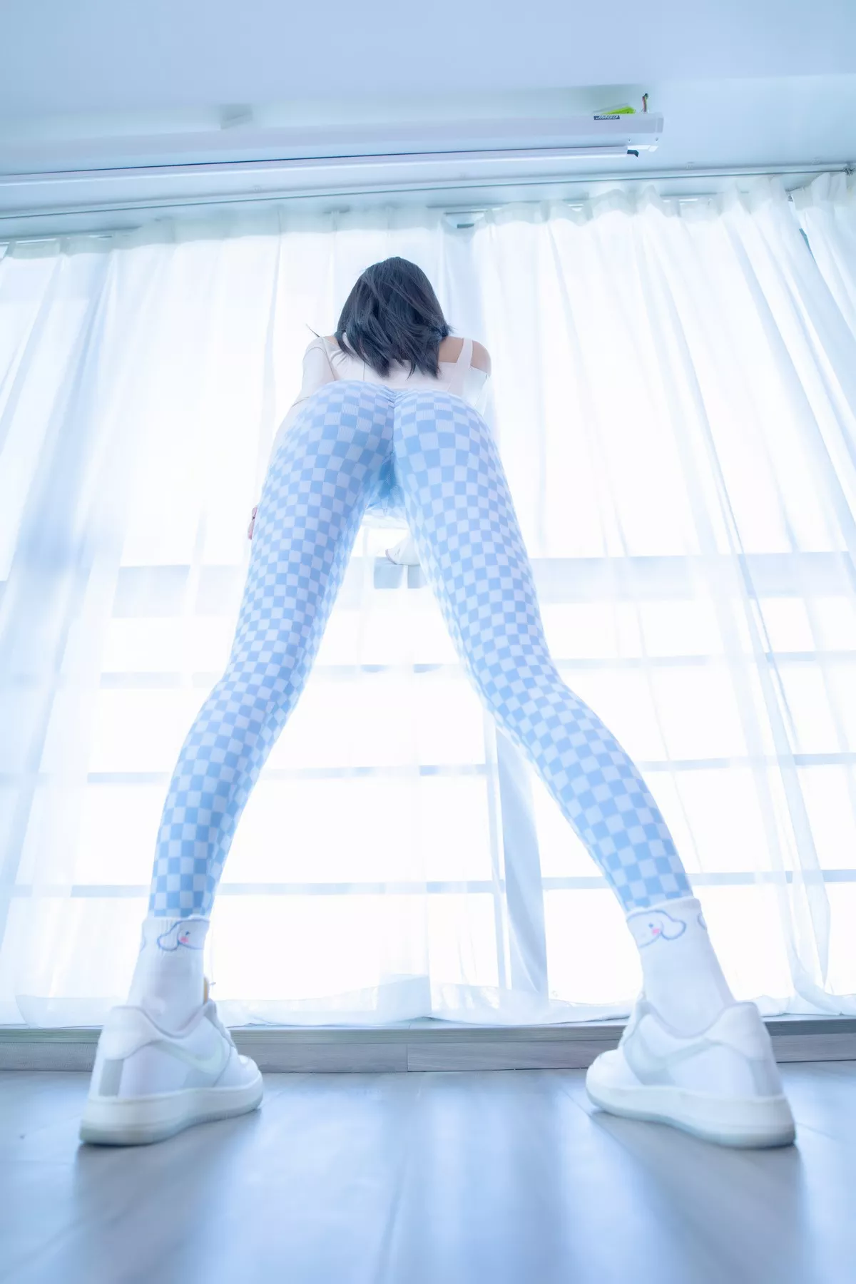 萝莉美女神楽坂真冬蓝白格主题室内性感白色抹胸上衣配紧身运动裤撩人写真75P
