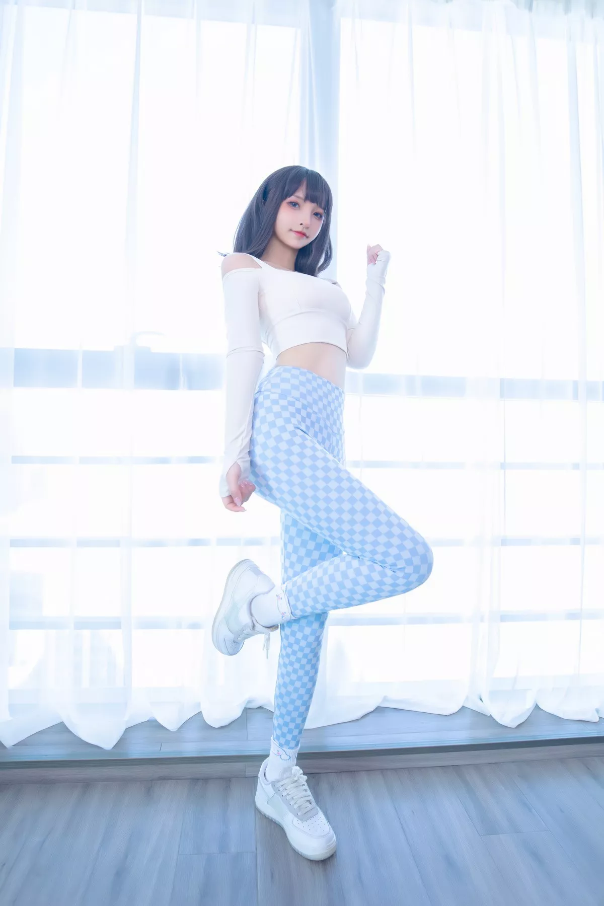 萝莉美女神楽坂真冬蓝白格主题室内性感白色抹胸上衣配紧身运动裤撩人写真75P