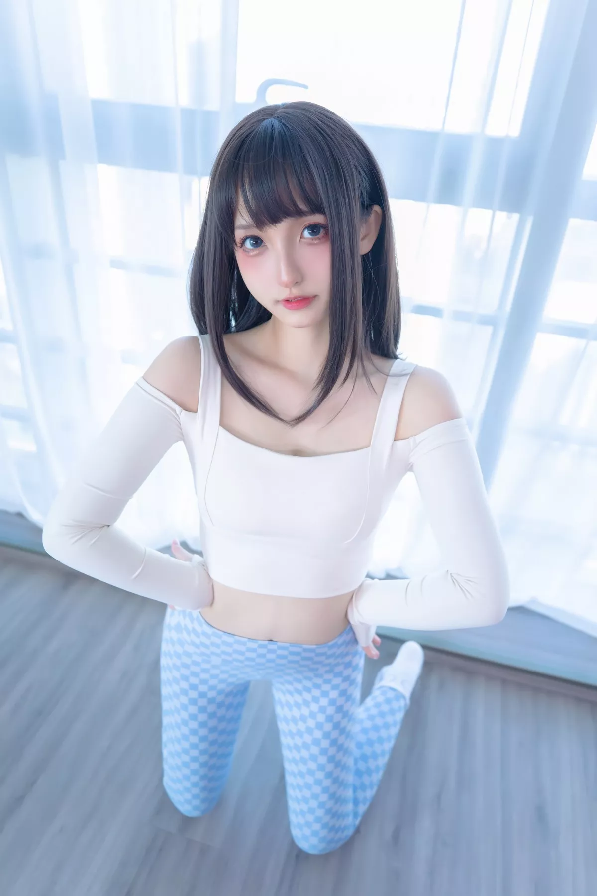 萝莉美女神楽坂真冬蓝白格主题室内性感白色抹胸上衣配紧身运动裤撩人写真75P
