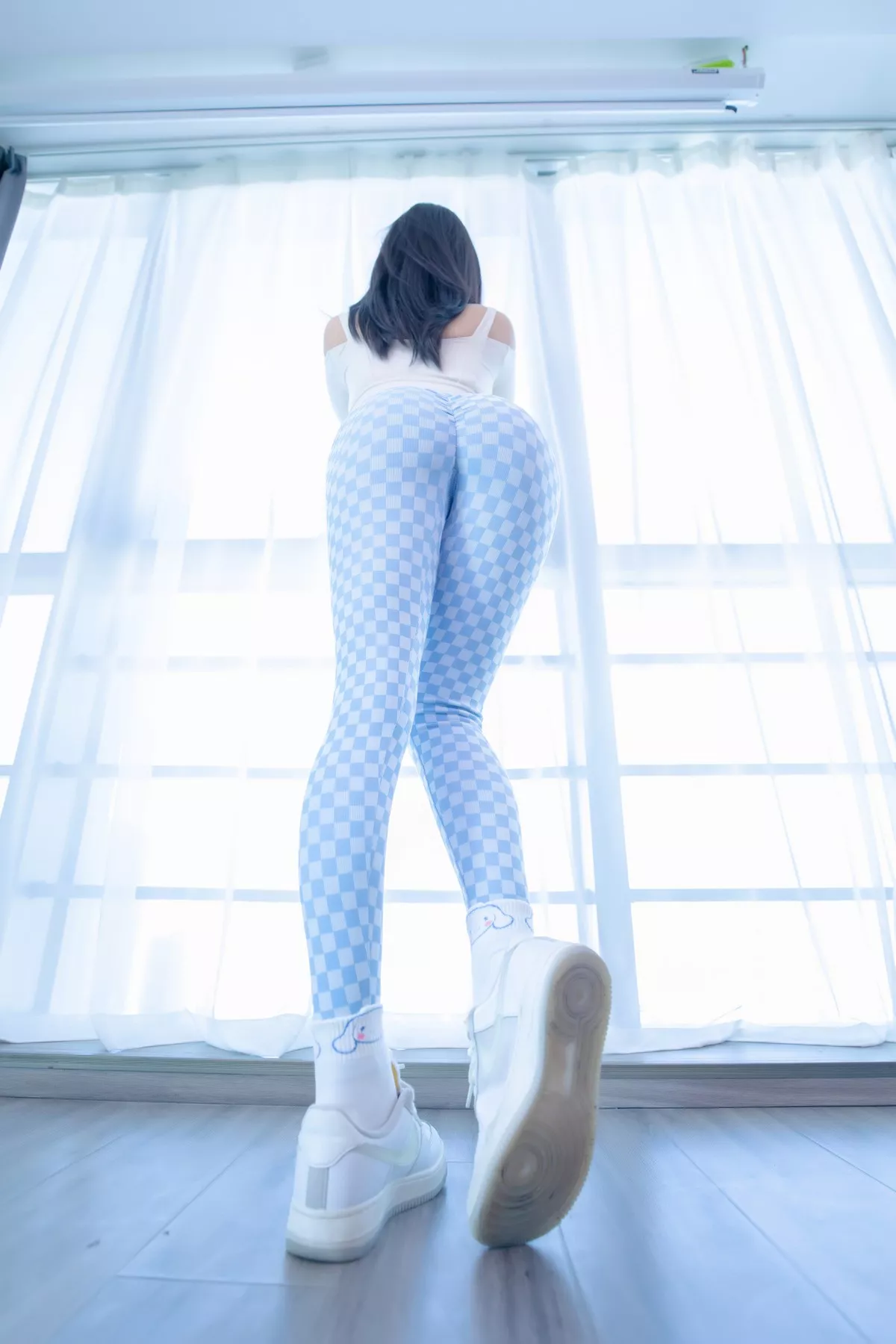 萝莉美女神楽坂真冬蓝白格主题室内性感白色抹胸上衣配紧身运动裤撩人写真75P