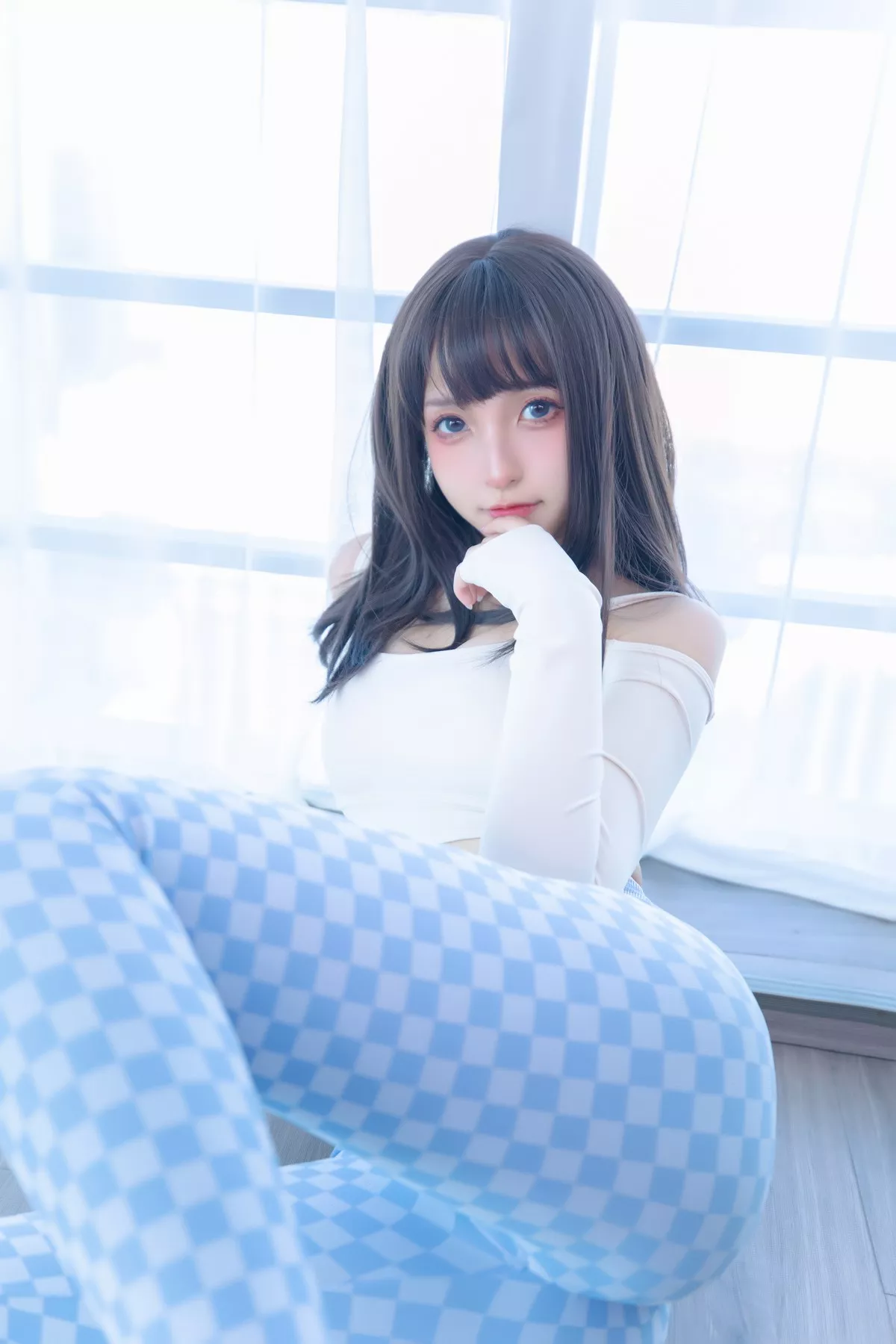 萝莉美女神楽坂真冬蓝白格主题室内性感白色抹胸上衣配紧身运动裤撩人写真75P