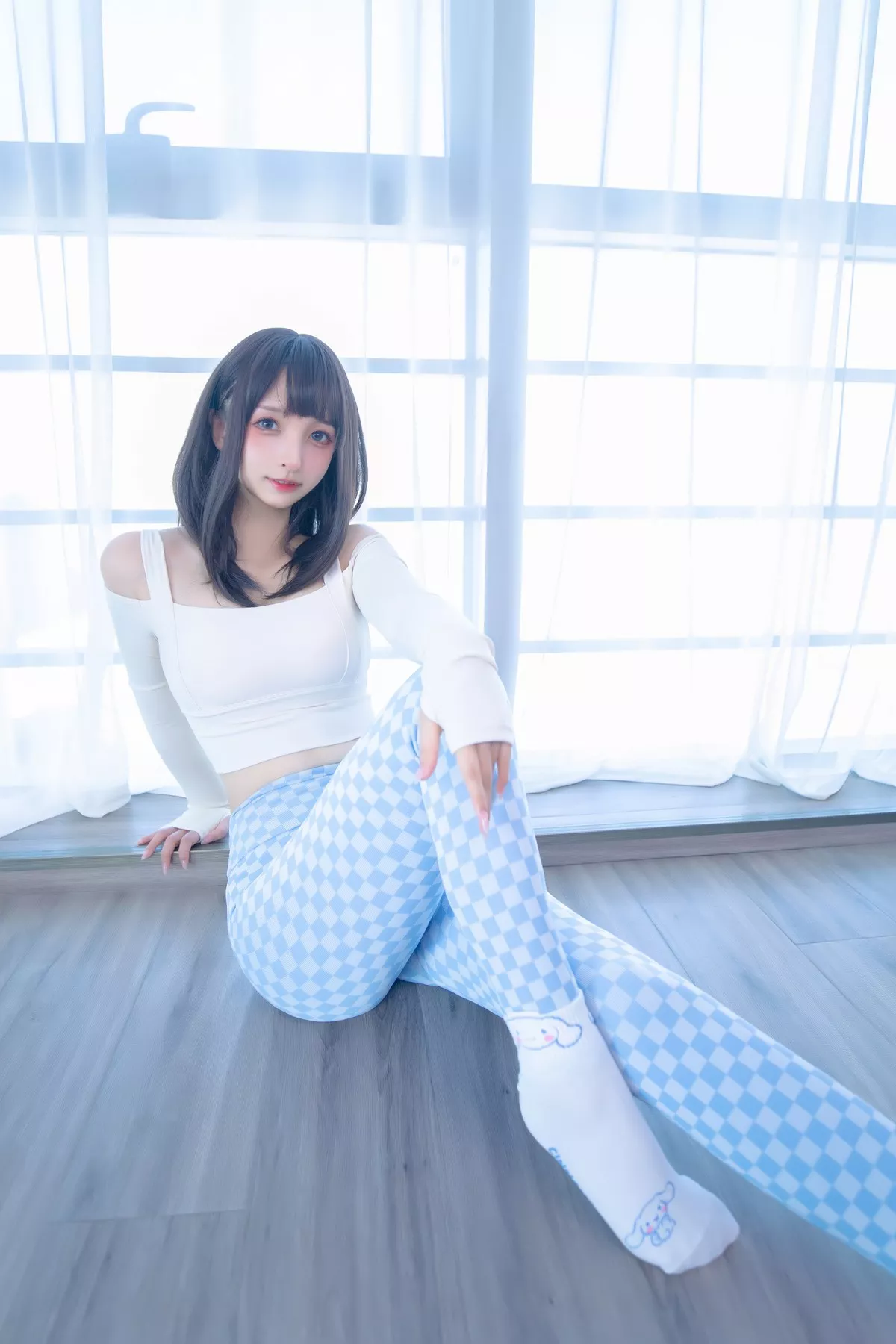 萝莉美女神楽坂真冬蓝白格主题室内性感白色抹胸上衣配紧身运动裤撩人写真75P