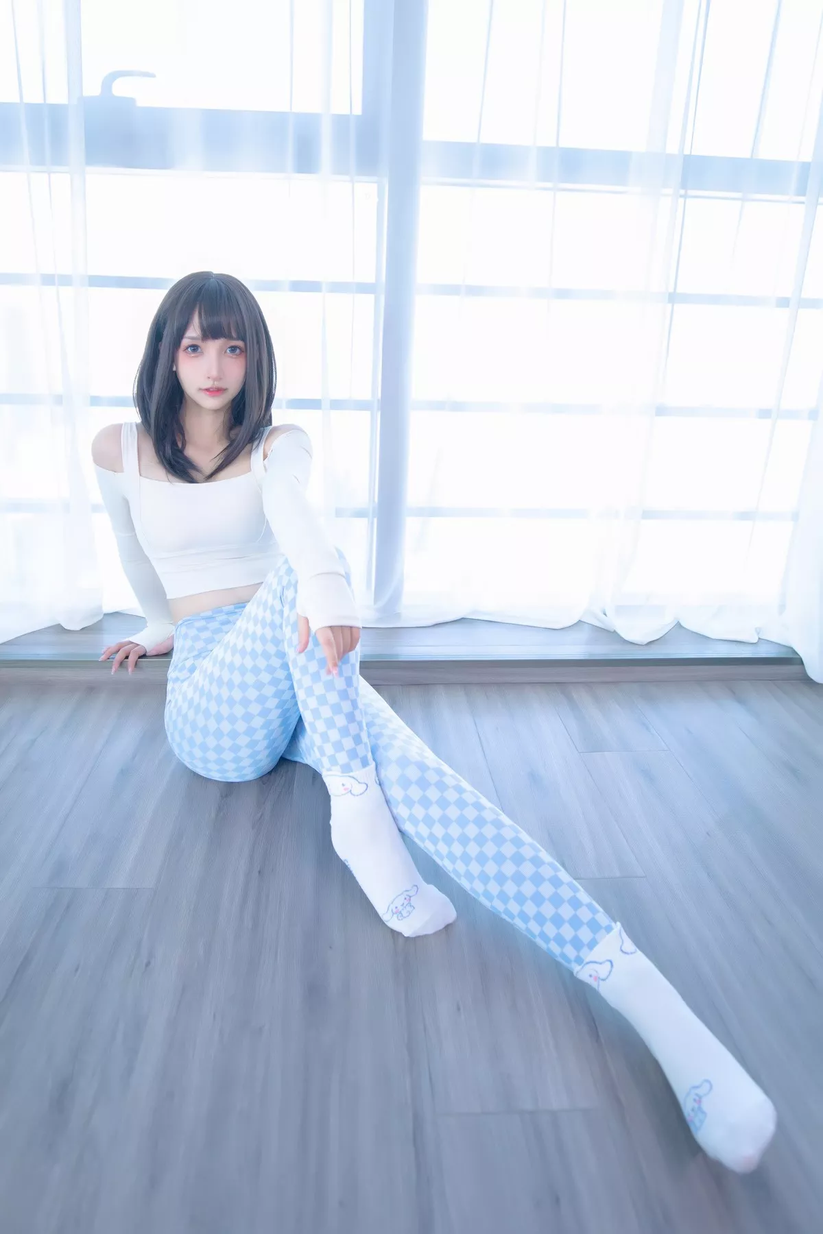 萝莉美女神楽坂真冬蓝白格主题室内性感白色抹胸上衣配紧身运动裤撩人写真75P