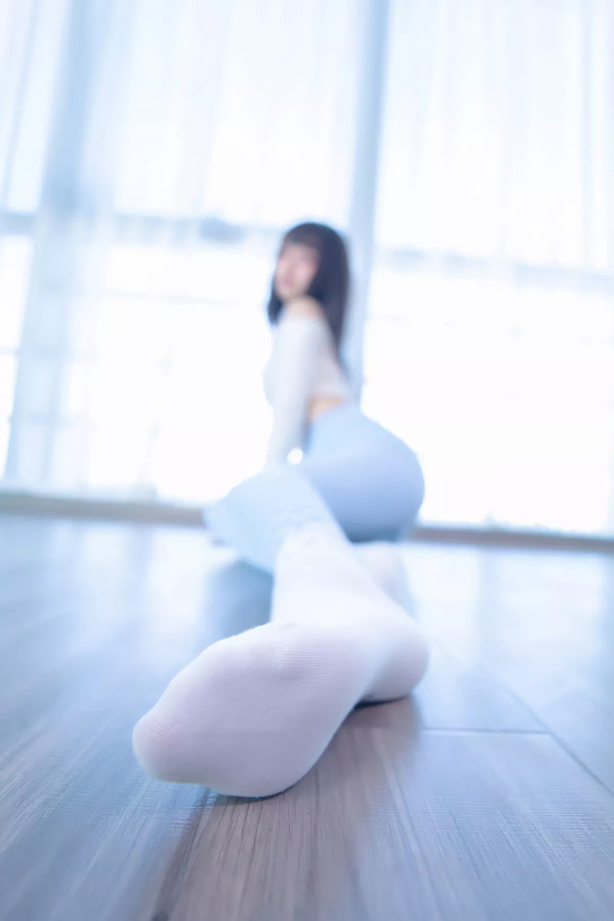 萝莉美女神楽坂真冬蓝白格主题室内性感白色抹胸上衣配紧身运动裤撩人写真75P