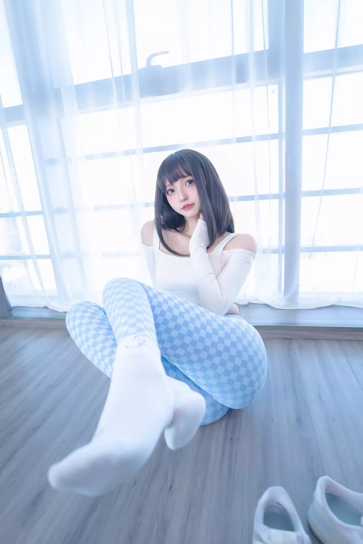 萝莉美女神楽坂真冬蓝白格主题室内性感白色抹胸上衣配紧身运动裤撩人写真75P