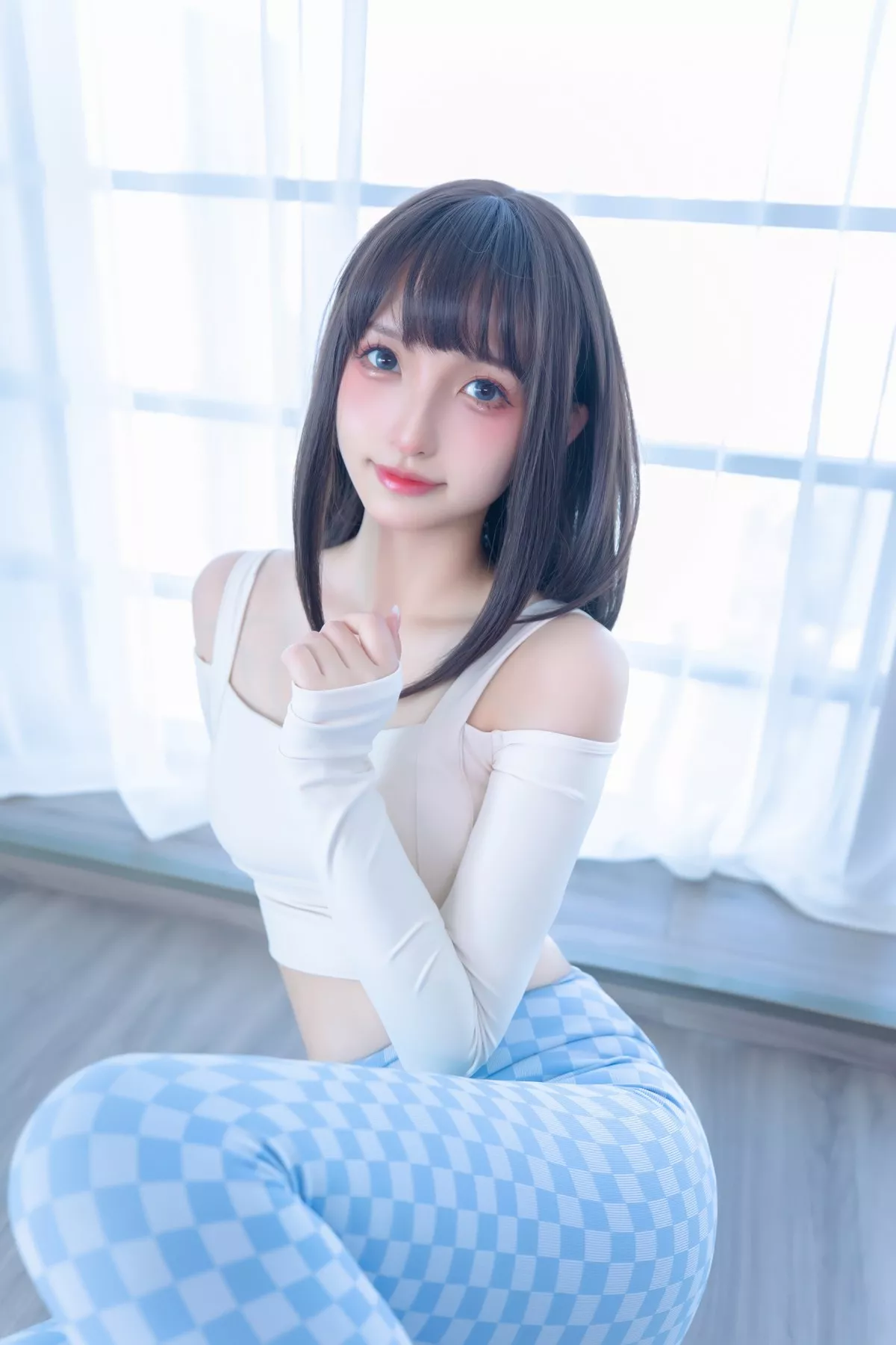 萝莉美女神楽坂真冬蓝白格主题室内性感白色抹胸上衣配紧身运动裤撩人写真75P