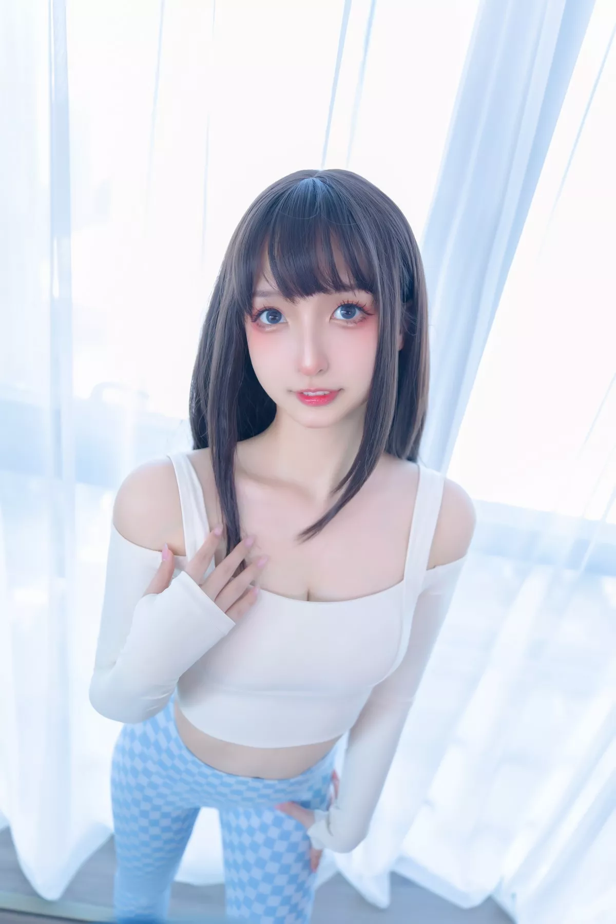 萝莉美女神楽坂真冬蓝白格主题室内性感白色抹胸上衣配紧身运动裤撩人写真75P