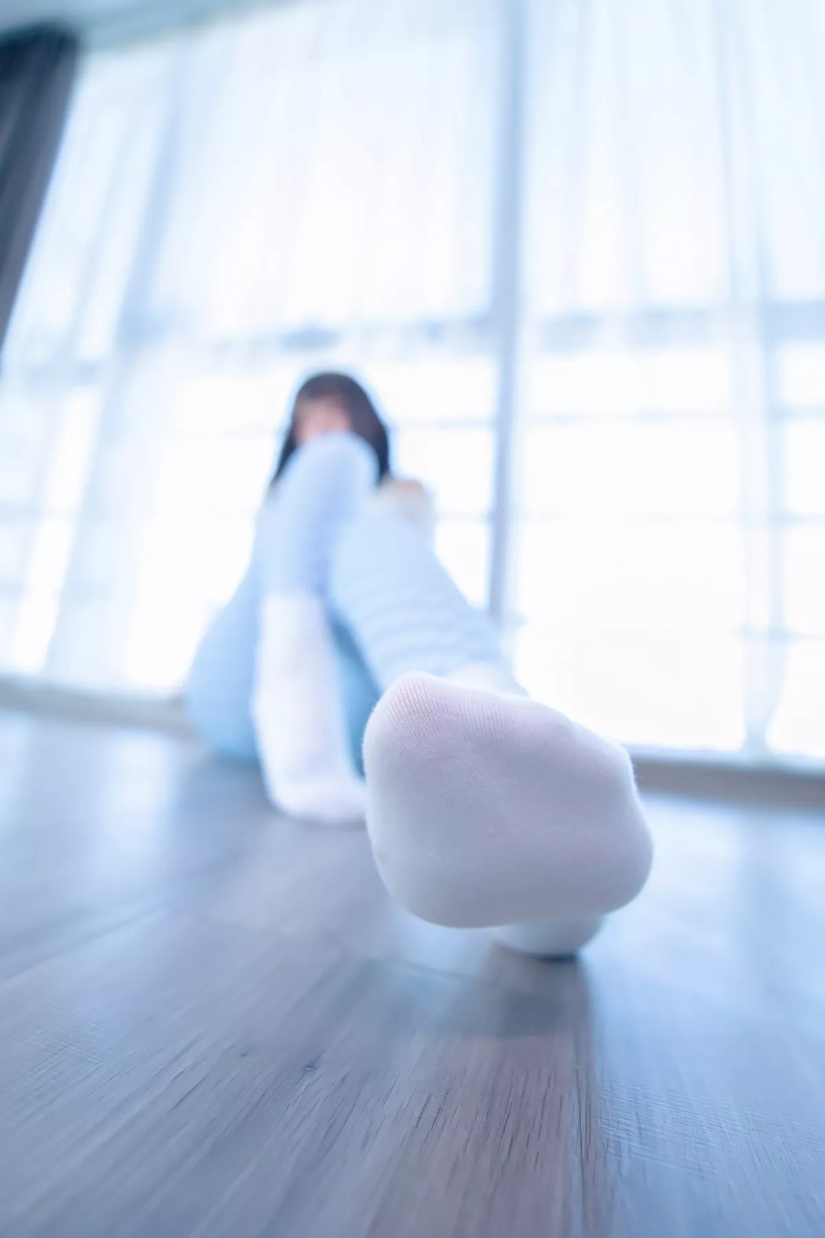萝莉美女神楽坂真冬蓝白格主题室内性感白色抹胸上衣配紧身运动裤撩人写真75P