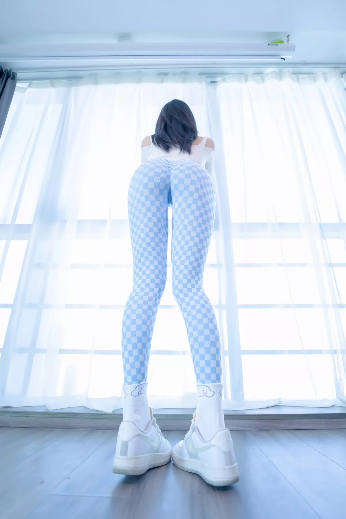 萝莉美女神楽坂真冬蓝白格主题室内性感白色抹胸上衣配紧身运动裤撩人写真75P