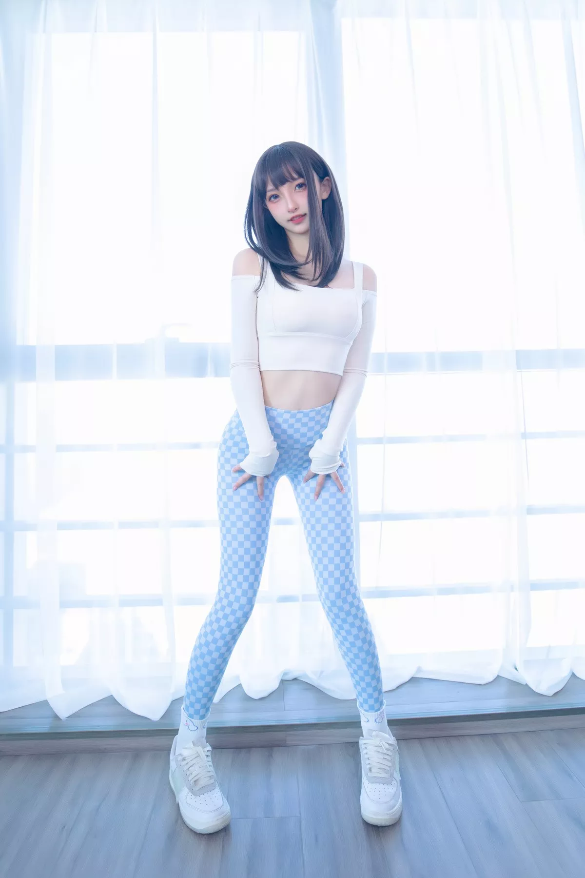 萝莉美女神楽坂真冬蓝白格主题室内性感白色抹胸上衣配紧身运动裤撩人写真75P