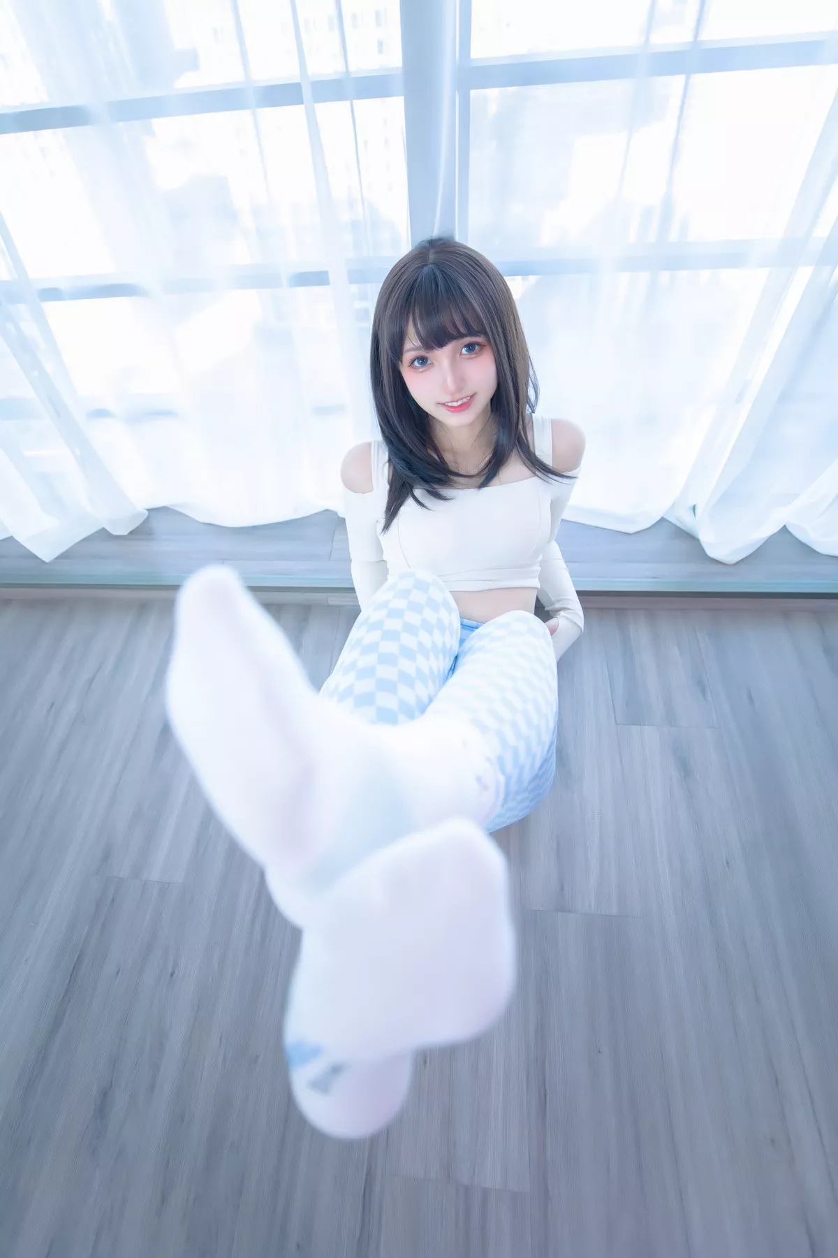 萝莉美女神楽坂真冬蓝白格主题室内性感白色抹胸上衣配紧身运动裤撩人写真75P