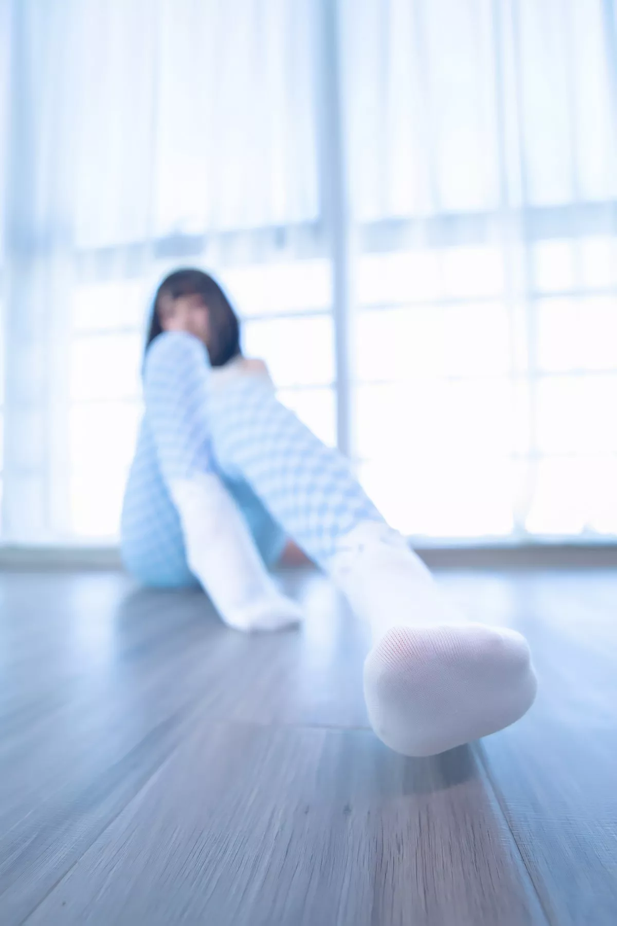 萝莉美女神楽坂真冬蓝白格主题室内性感白色抹胸上衣配紧身运动裤撩人写真75P