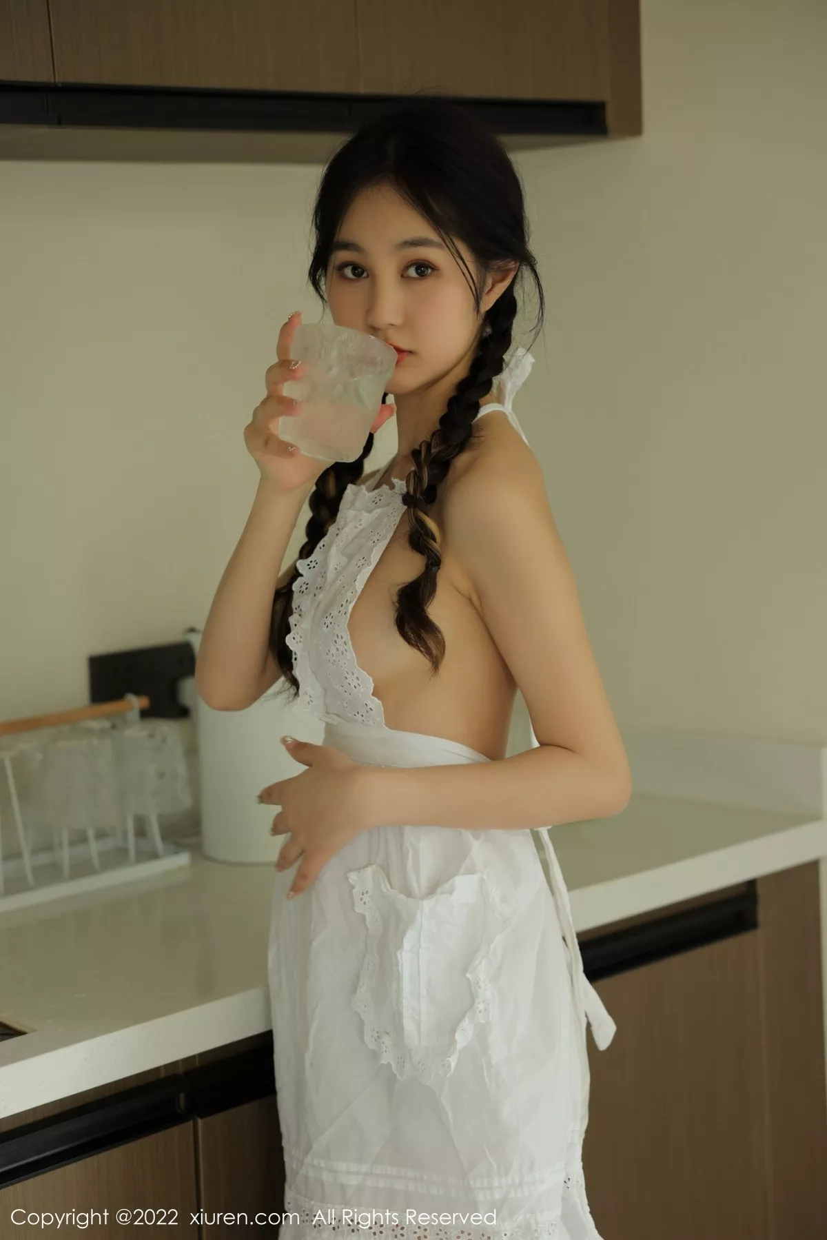 XiuRen第4992期_模特谢晚晚居家厨娘主题性感白色真空围裙秀翘臀美腿诱惑写真48P