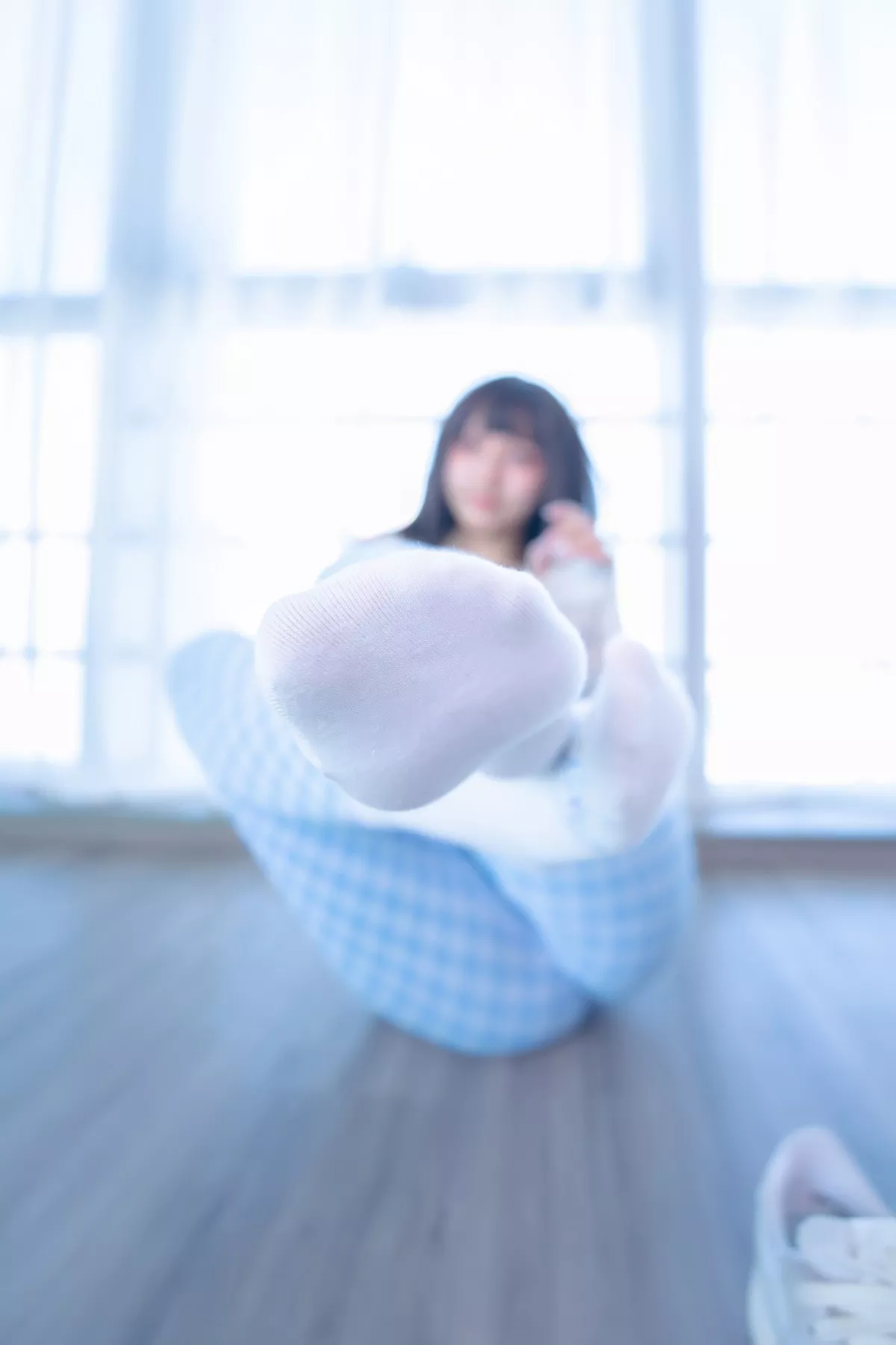 萝莉美女神楽坂真冬蓝白格主题室内性感白色抹胸上衣配紧身运动裤撩人写真75P
