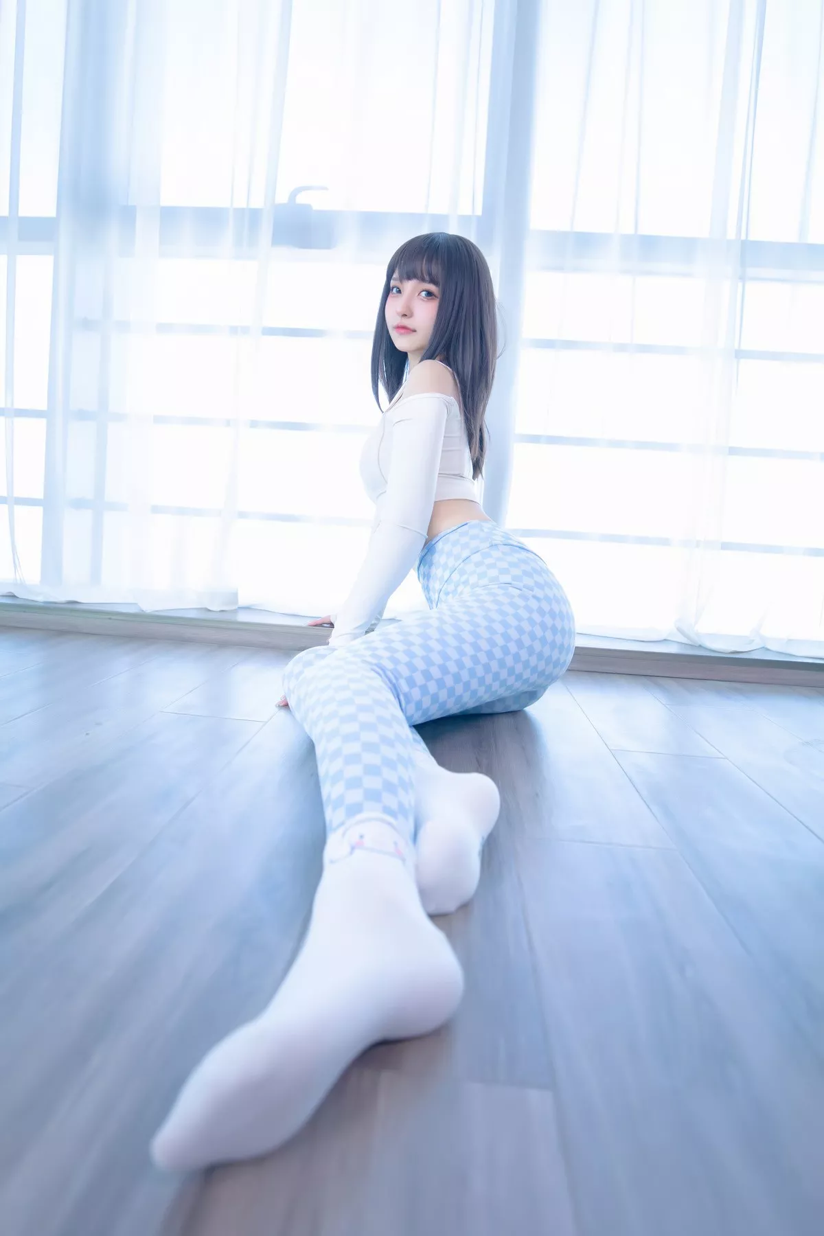 萝莉美女神楽坂真冬蓝白格主题室内性感白色抹胸上衣配紧身运动裤撩人写真75P