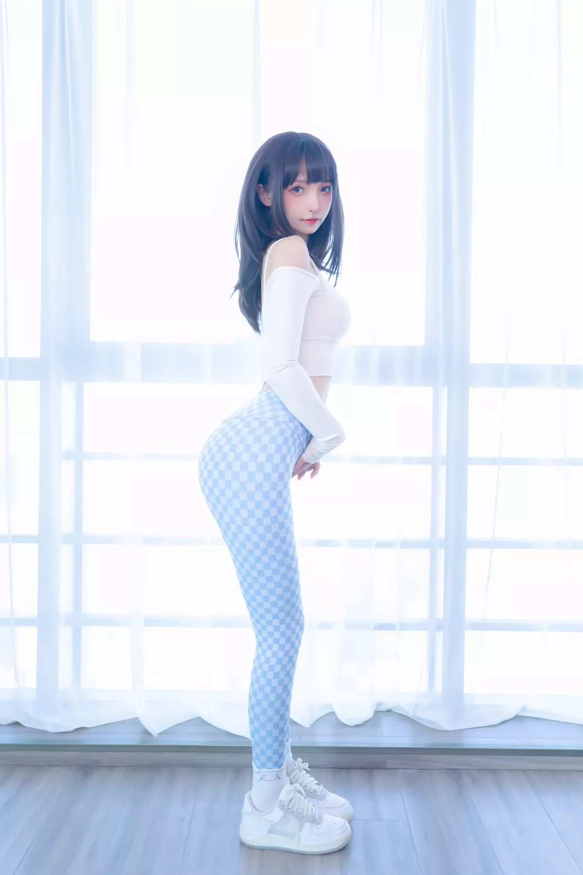 萝莉美女神楽坂真冬蓝白格主题室内性感白色抹胸上衣配紧身运动裤撩人写真75P