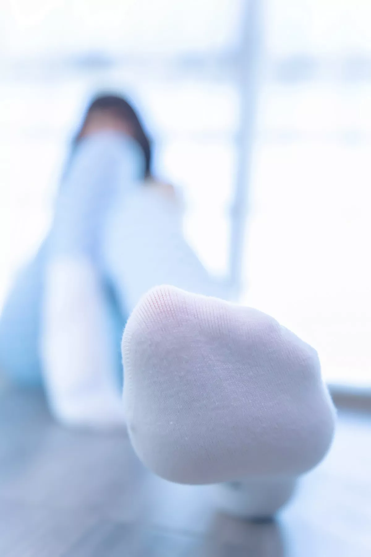 萝莉美女神楽坂真冬蓝白格主题室内性感白色抹胸上衣配紧身运动裤撩人写真75P