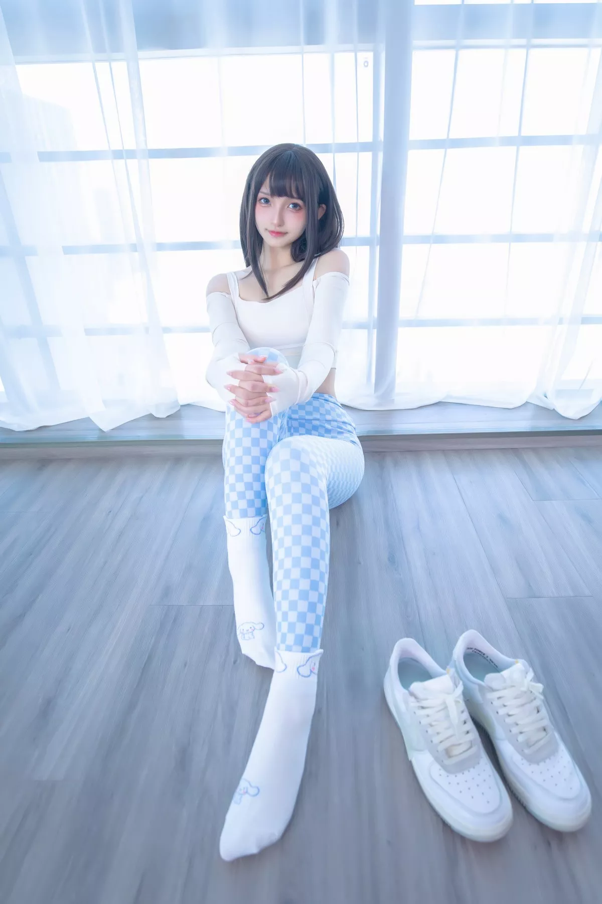 萝莉美女神楽坂真冬蓝白格主题室内性感白色抹胸上衣配紧身运动裤撩人写真75P