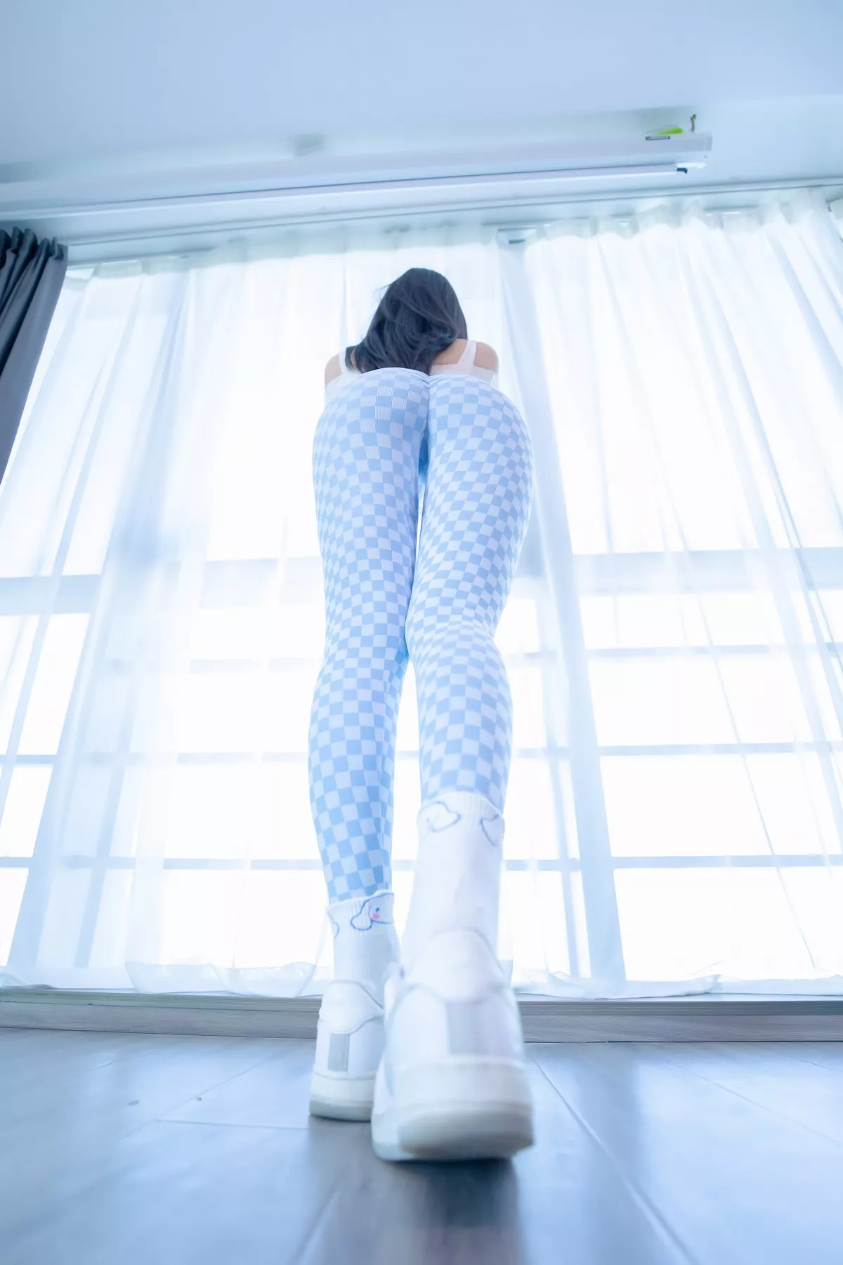 萝莉美女神楽坂真冬蓝白格主题室内性感白色抹胸上衣配紧身运动裤撩人写真75P