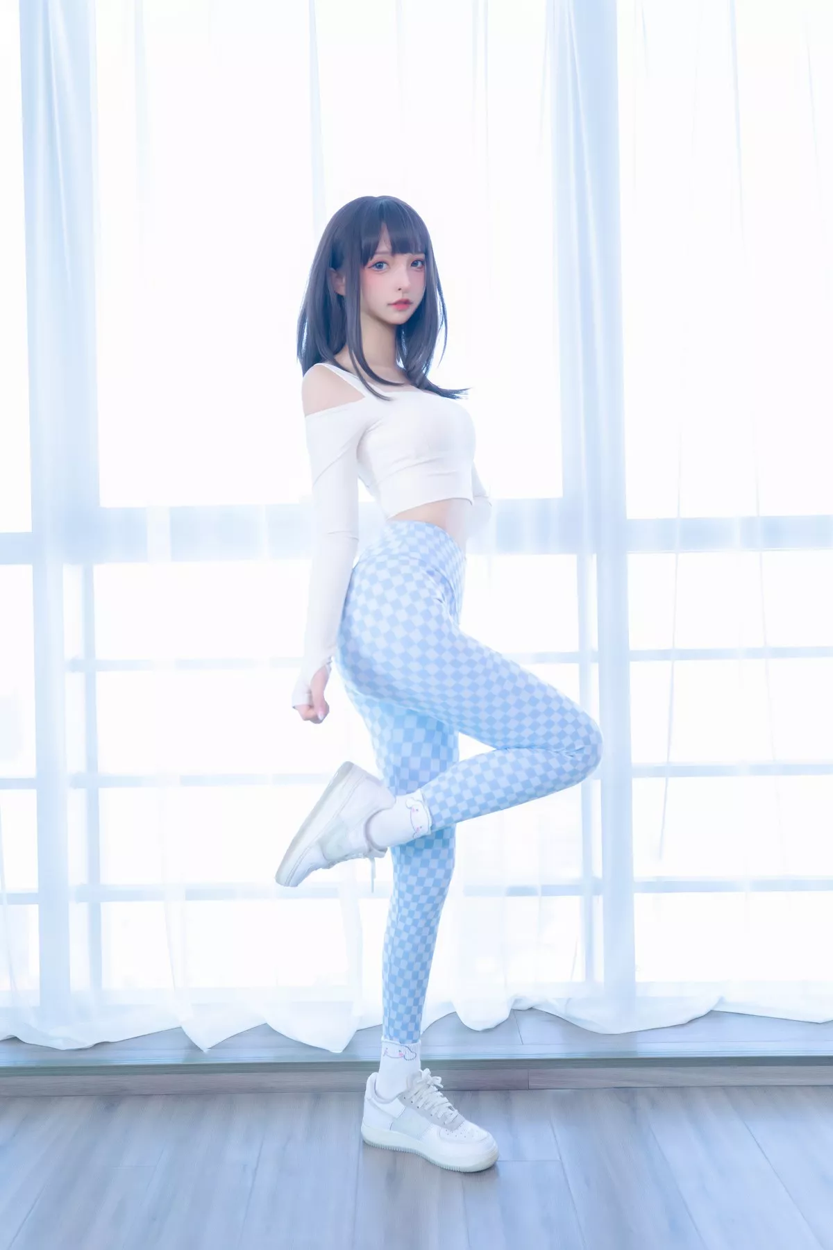萝莉美女神楽坂真冬蓝白格主题室内性感白色抹胸上衣配紧身运动裤撩人写真75P