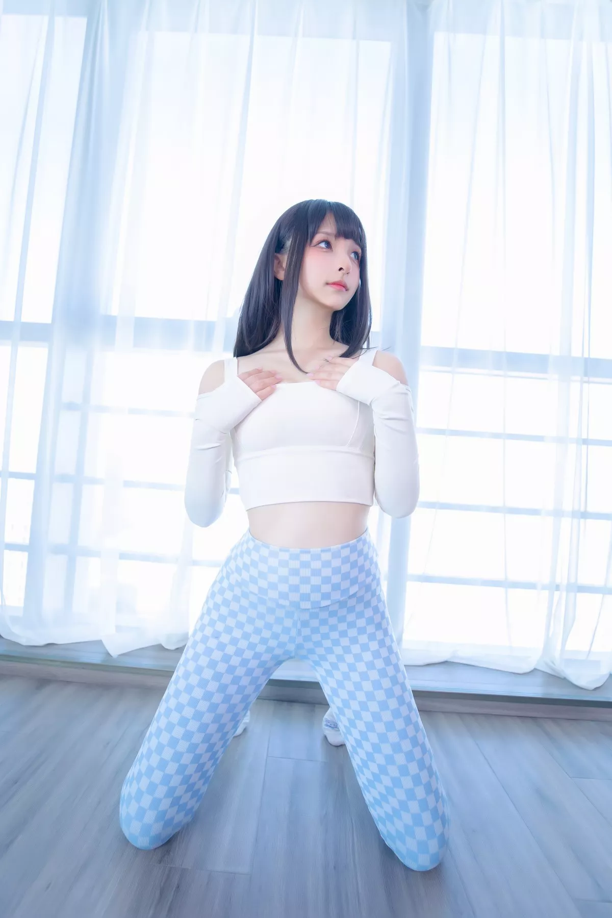 萝莉美女神楽坂真冬蓝白格主题室内性感白色抹胸上衣配紧身运动裤撩人写真75P