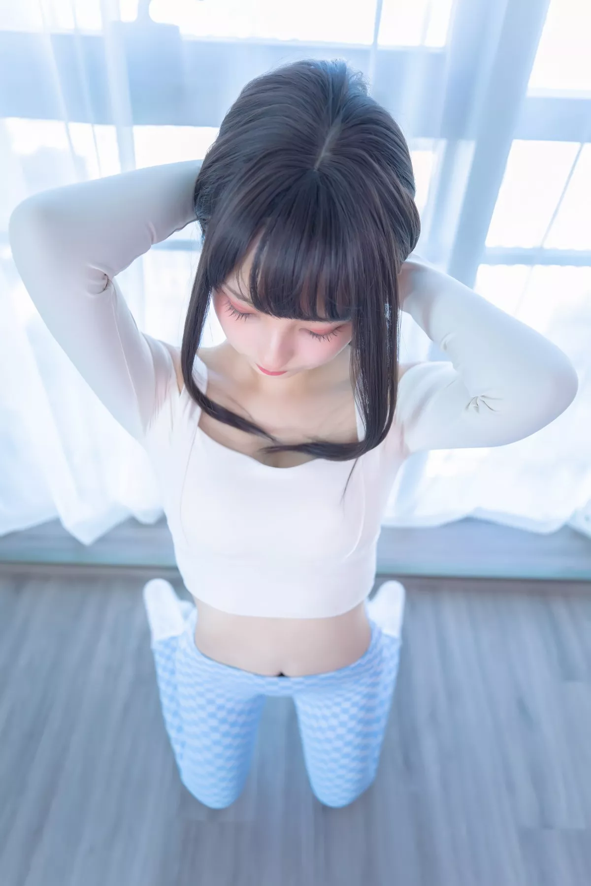 萝莉美女神楽坂真冬蓝白格主题室内性感白色抹胸上衣配紧身运动裤撩人写真75P