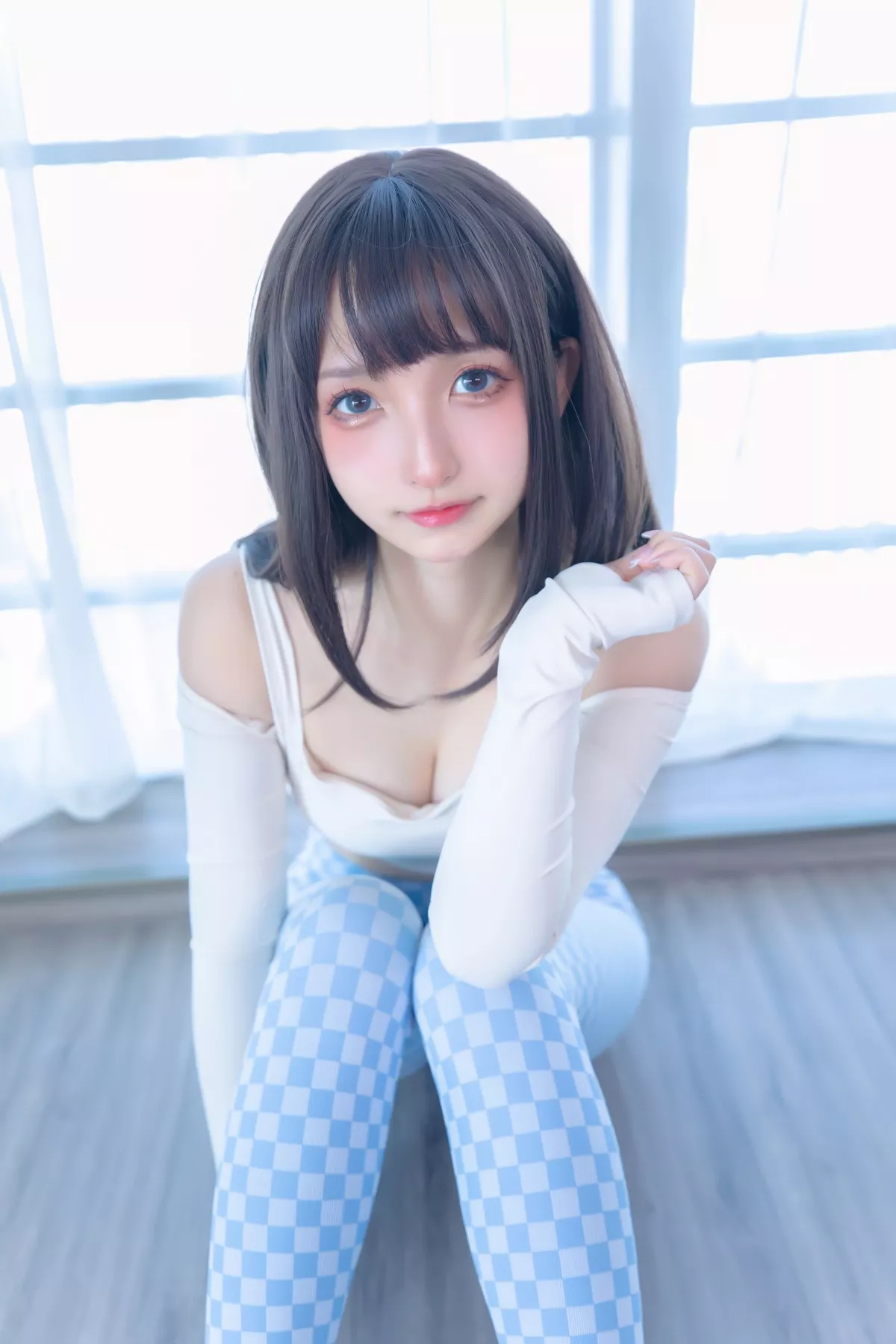 萝莉美女神楽坂真冬蓝白格主题室内性感白色抹胸上衣配紧身运动裤撩人写真75P