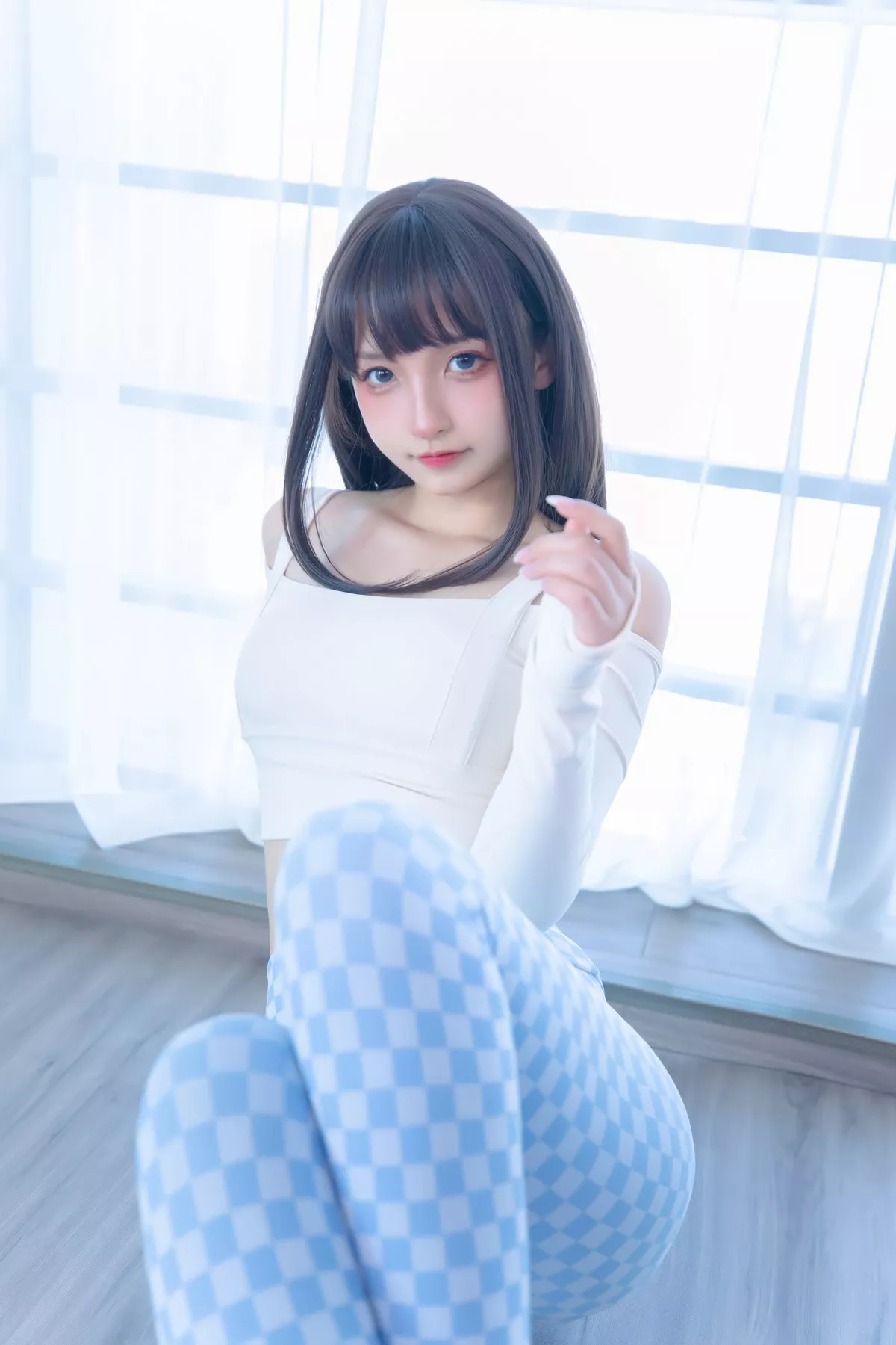 萝莉美女神楽坂真冬蓝白格主题室内性感白色抹胸上衣配紧身运动裤撩人写真75P