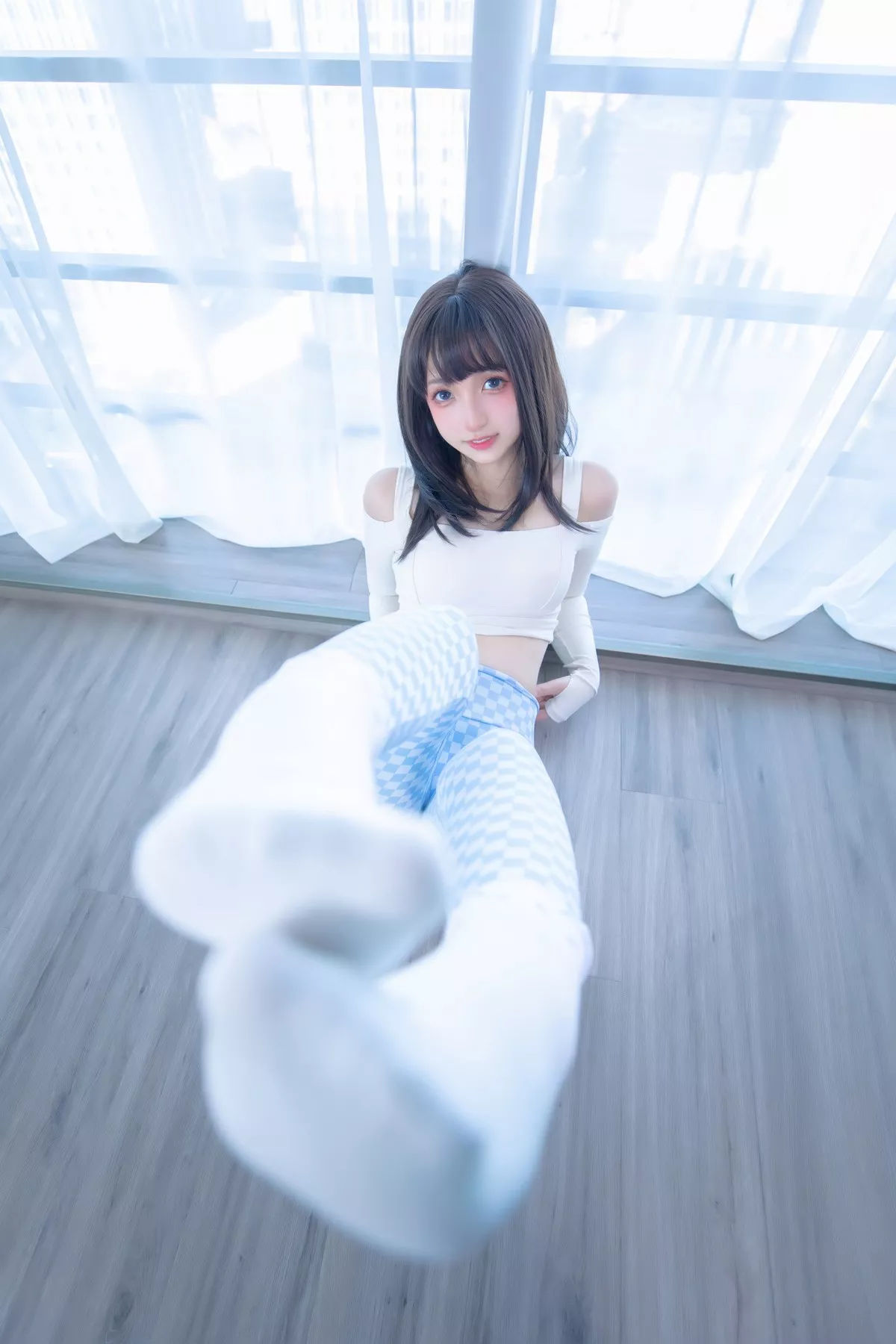 萝莉美女神楽坂真冬蓝白格主题室内性感白色抹胸上衣配紧身运动裤撩人写真75P