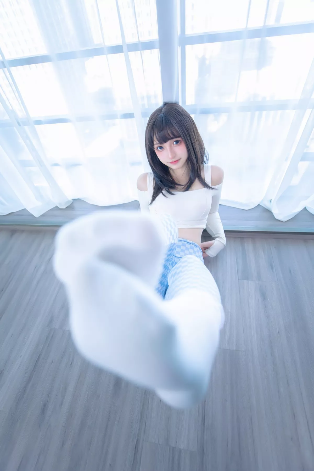 萝莉美女神楽坂真冬蓝白格主题室内性感白色抹胸上衣配紧身运动裤撩人写真75P