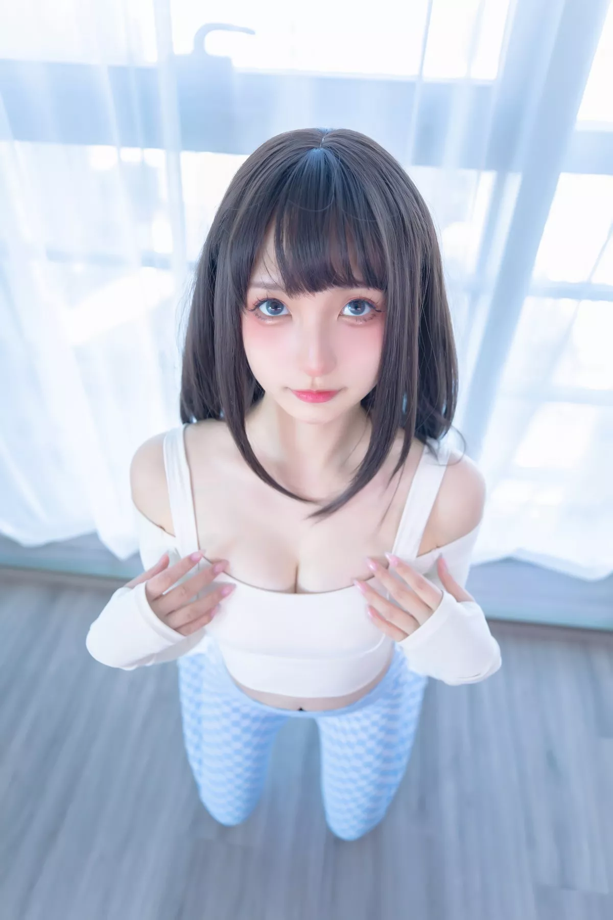 萝莉美女神楽坂真冬蓝白格主题室内性感白色抹胸上衣配紧身运动裤撩人写真75P