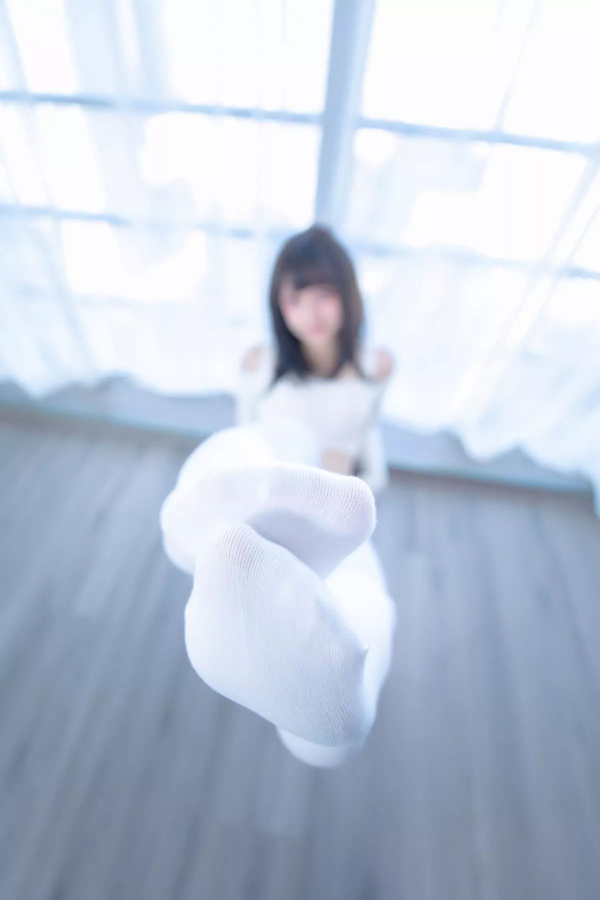 萝莉美女神楽坂真冬蓝白格主题室内性感白色抹胸上衣配紧身运动裤撩人写真75P