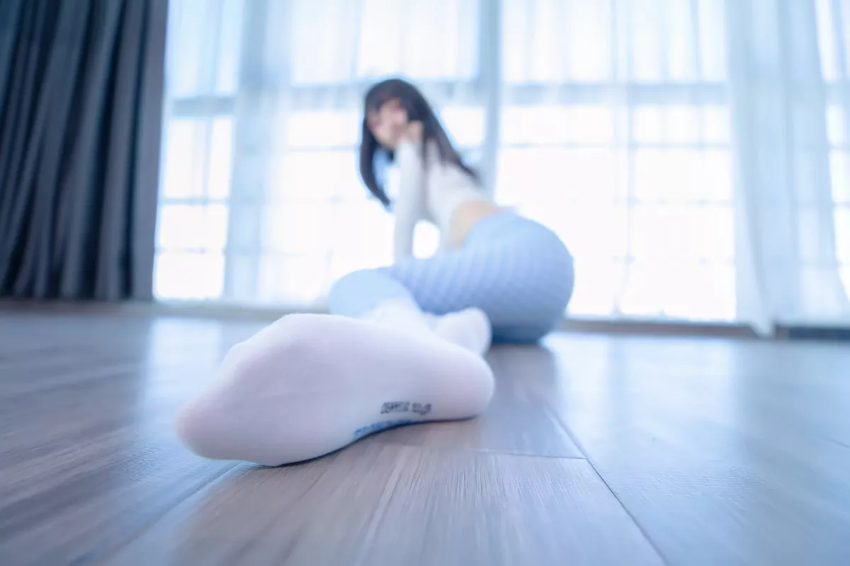 萝莉美女神楽坂真冬蓝白格主题室内性感白色抹胸上衣配紧身运动裤撩人写真75P