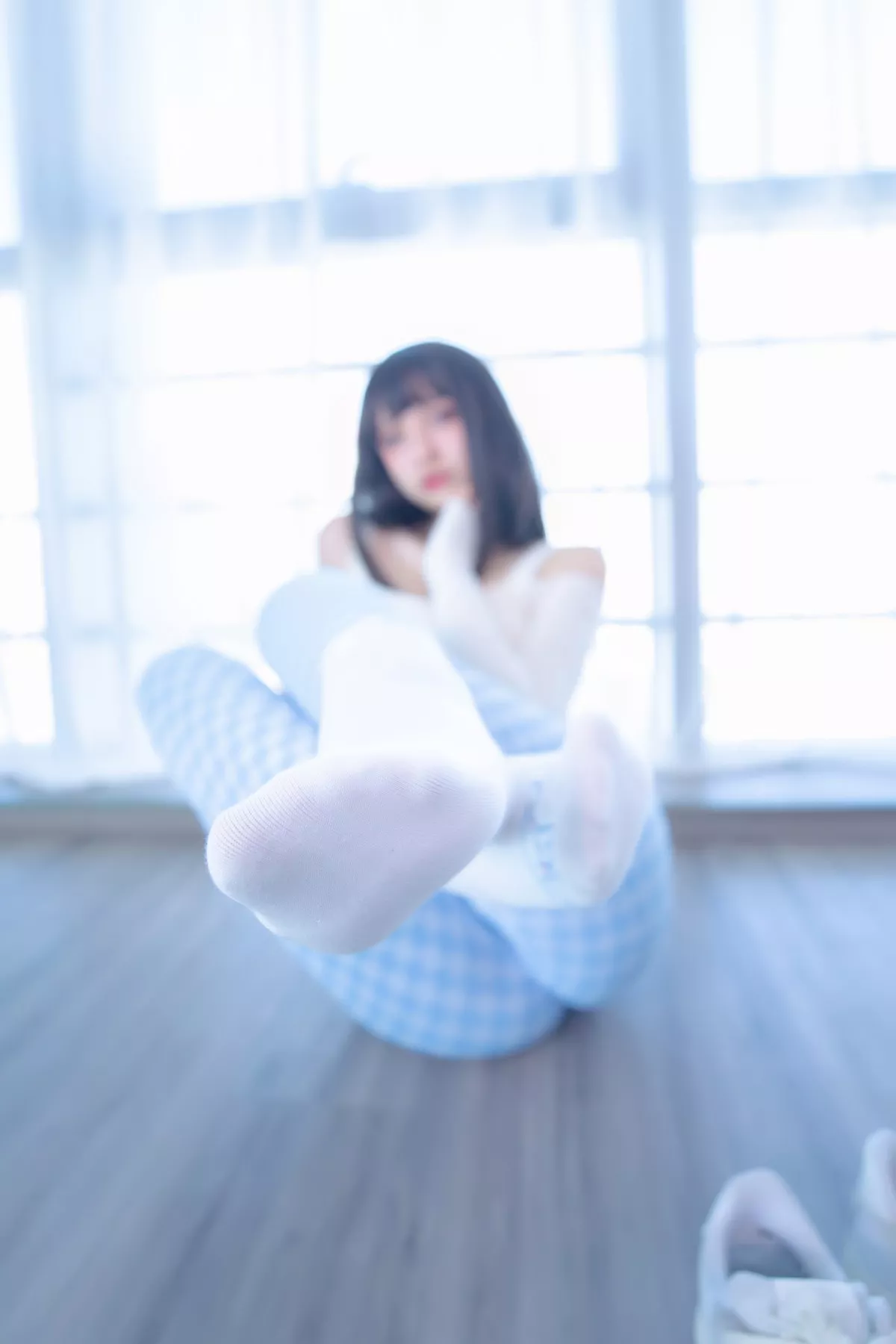 萝莉美女神楽坂真冬蓝白格主题室内性感白色抹胸上衣配紧身运动裤撩人写真75P