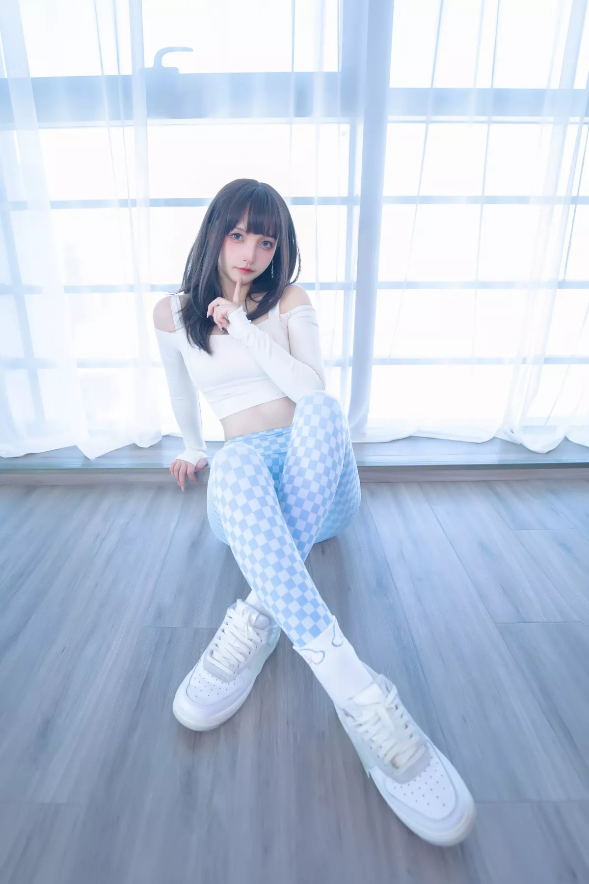 萝莉美女神楽坂真冬蓝白格主题室内性感白色抹胸上衣配紧身运动裤撩人写真75P