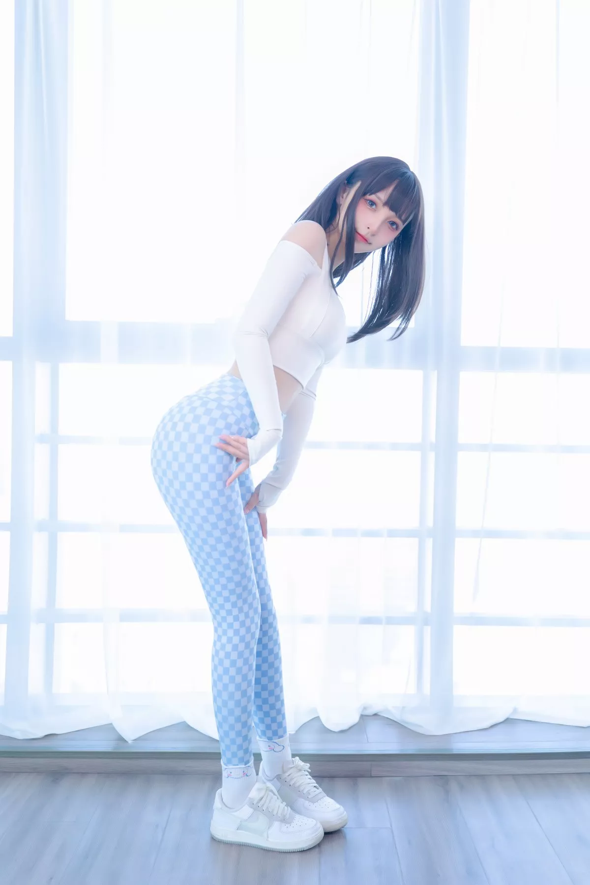 萝莉美女神楽坂真冬蓝白格主题室内性感白色抹胸上衣配紧身运动裤撩人写真75P