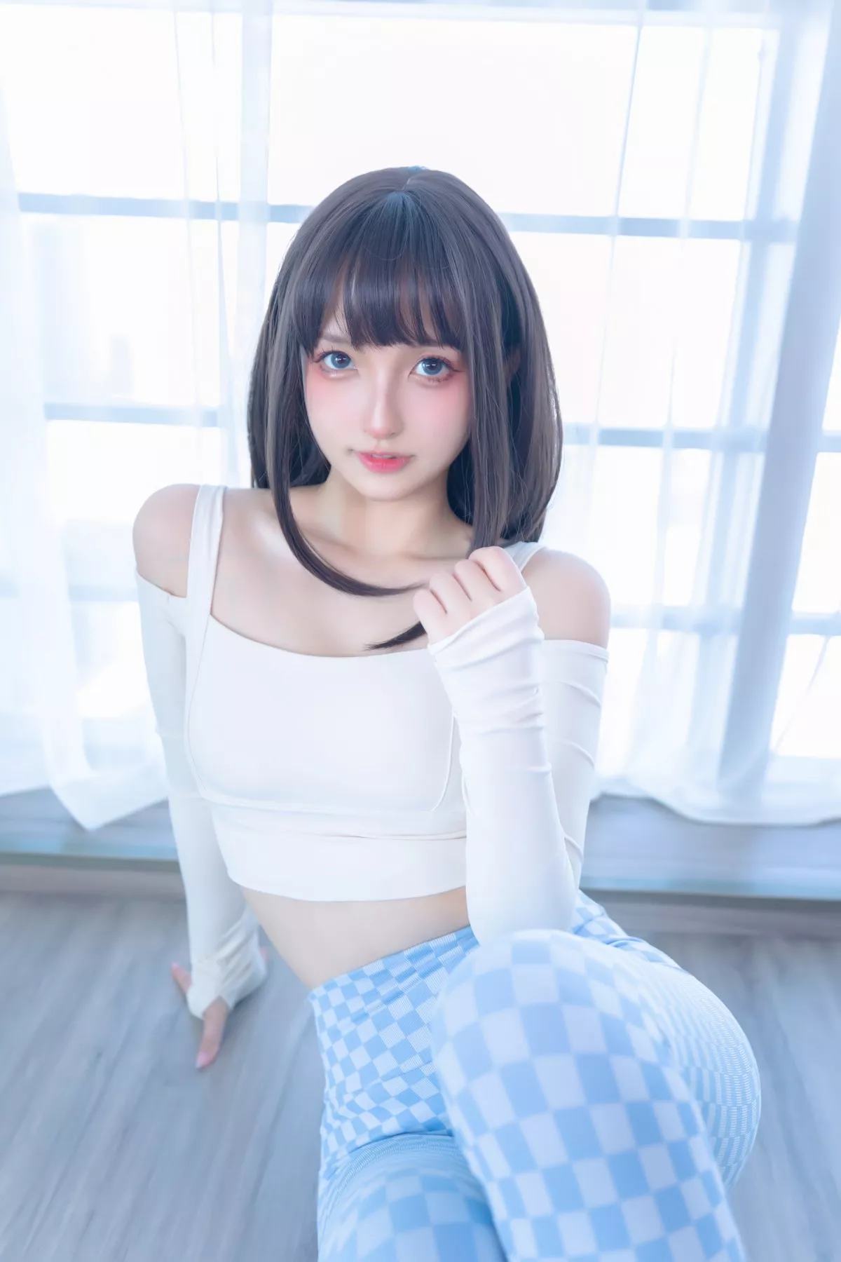 萝莉美女神楽坂真冬蓝白格主题室内性感白色抹胸上衣配紧身运动裤撩人写真75P