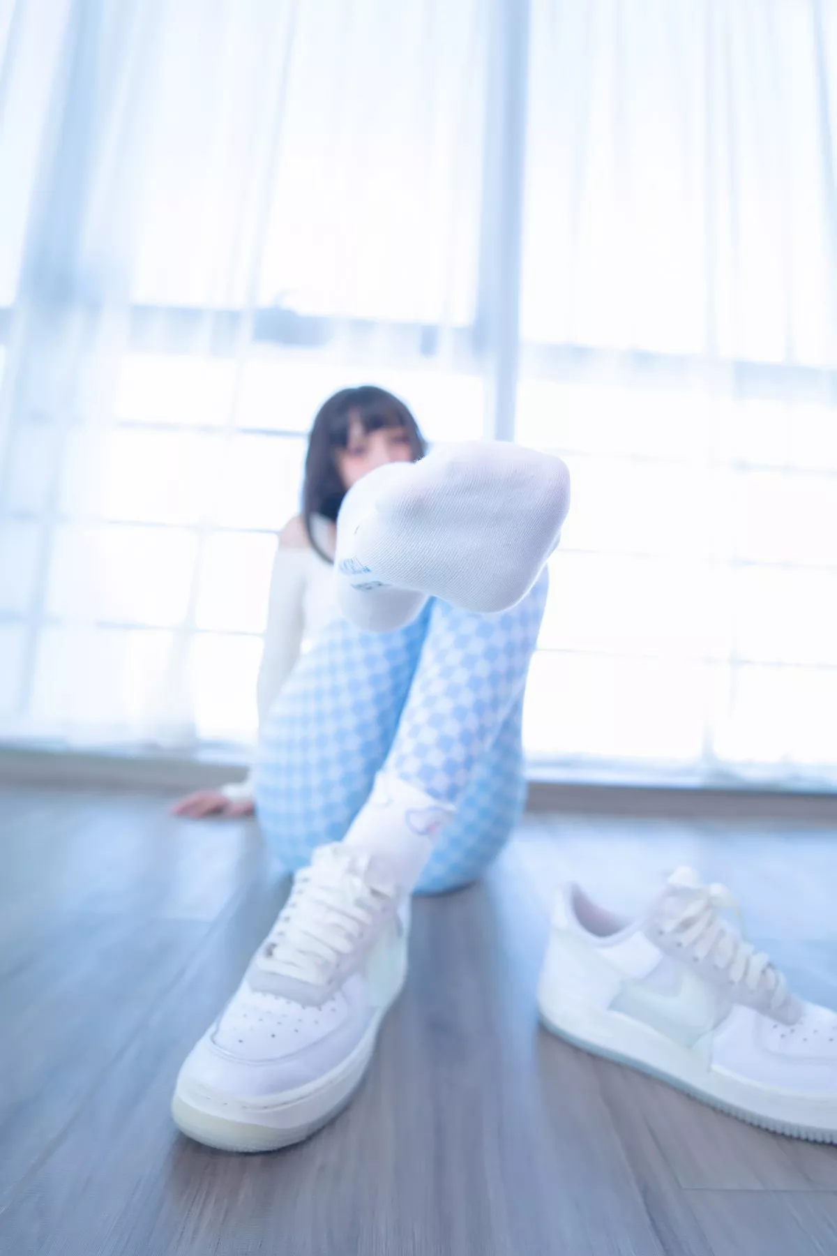萝莉美女神楽坂真冬蓝白格主题室内性感白色抹胸上衣配紧身运动裤撩人写真75P