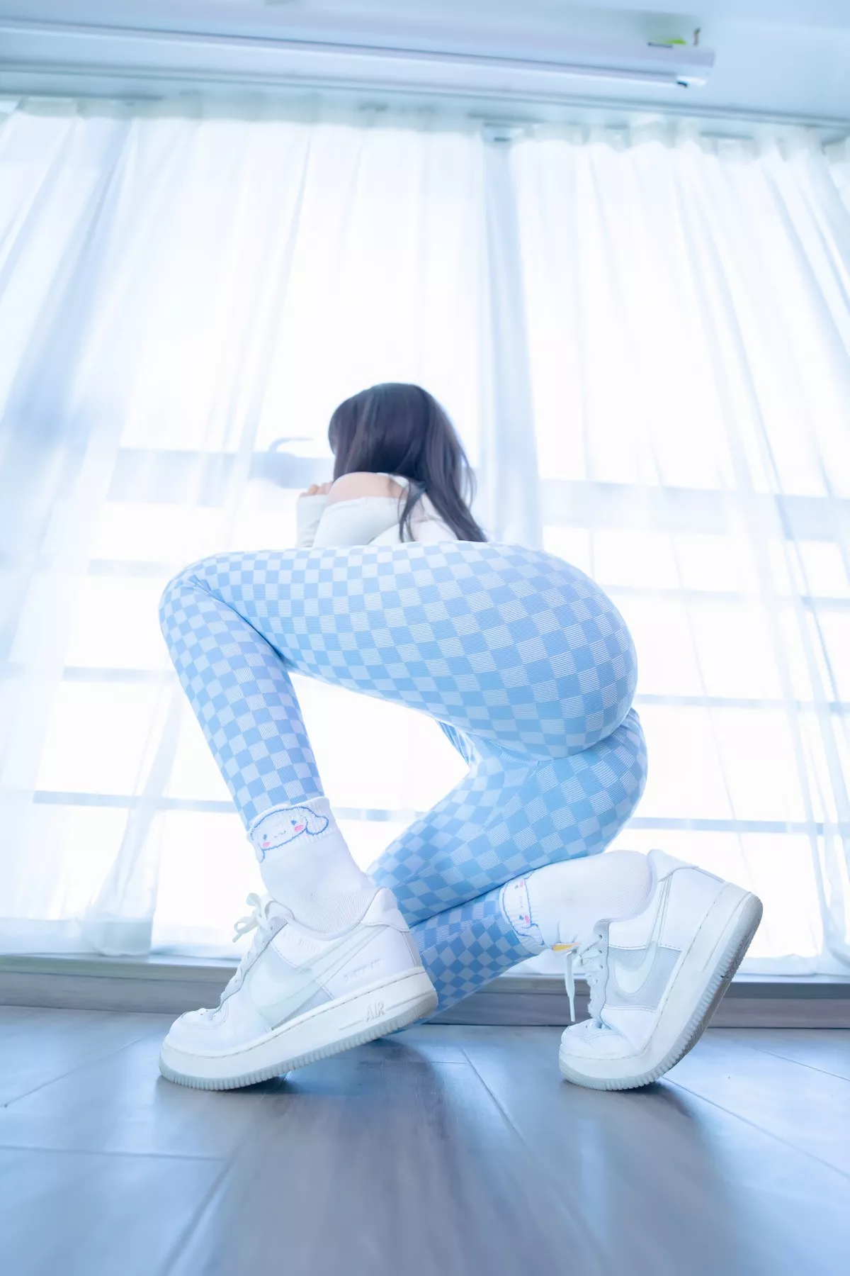 萝莉美女神楽坂真冬蓝白格主题室内性感白色抹胸上衣配紧身运动裤撩人写真75P