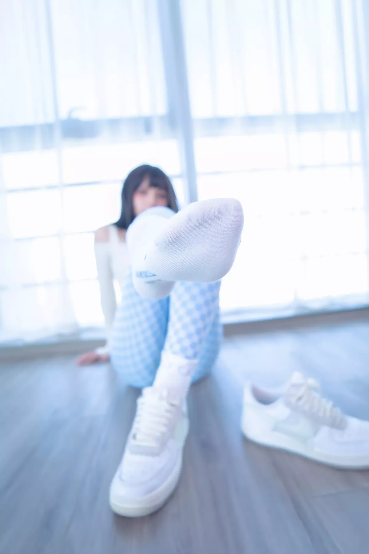 萝莉美女神楽坂真冬蓝白格主题室内性感白色抹胸上衣配紧身运动裤撩人写真75P