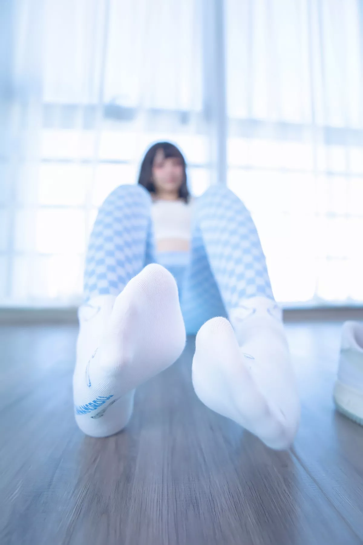 萝莉美女神楽坂真冬蓝白格主题室内性感白色抹胸上衣配紧身运动裤撩人写真75P