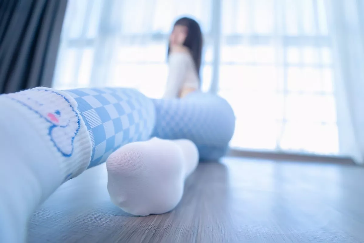 萝莉美女神楽坂真冬蓝白格主题室内性感白色抹胸上衣配紧身运动裤撩人写真75P